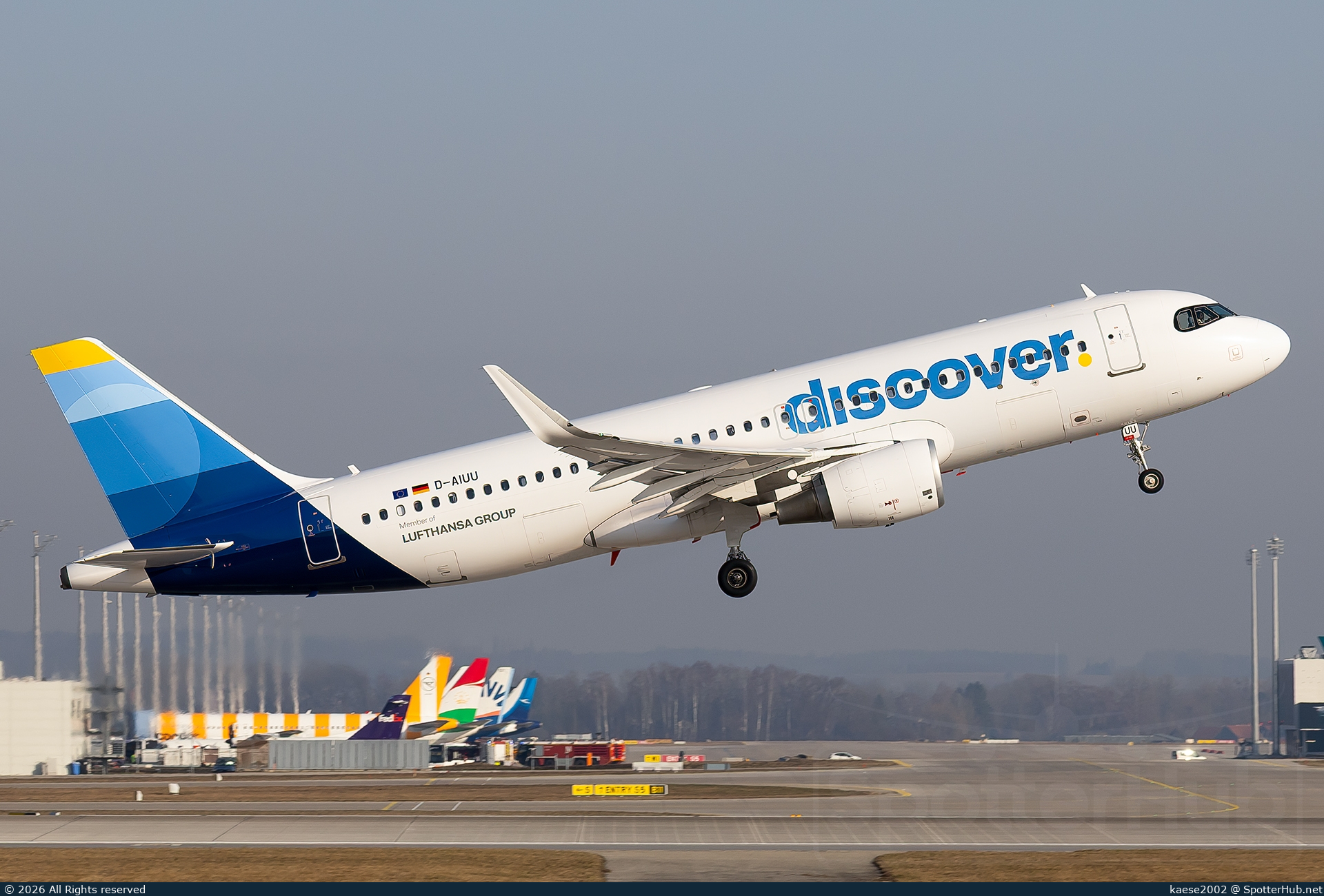 Photo of D-AIUU - Airbus A320-214 operated by Discover Airlines