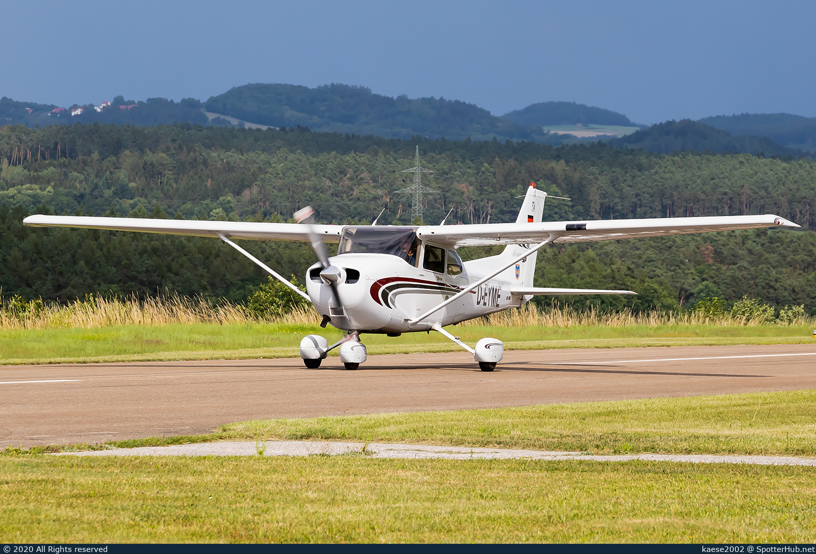 Photo of D-EYME - Cessna 172S Skyhawk SP operated by Motorfluggruppe Regensburg