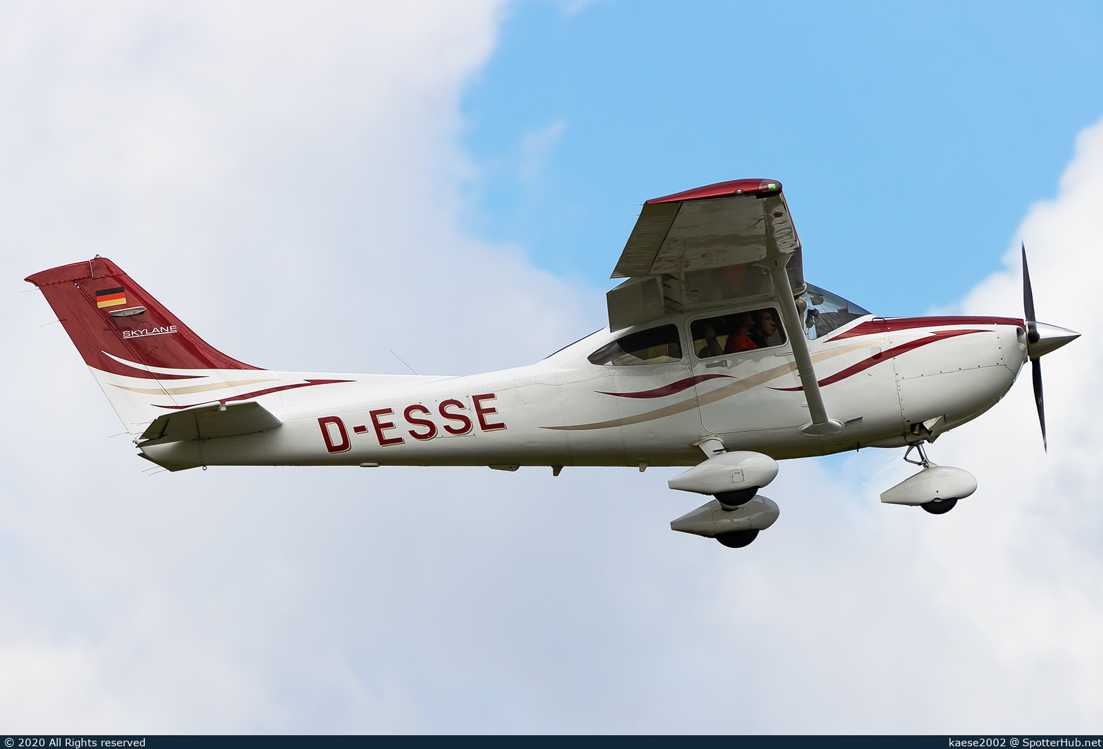 Photo of D-ESSE - Cessna 182T Skylane operated by Private