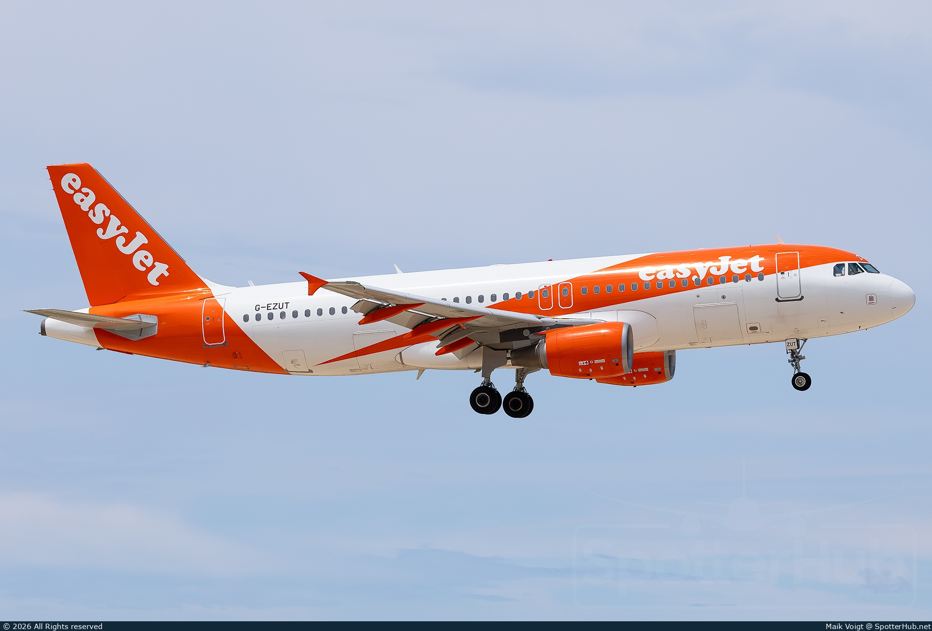 Photo of G-EZUT - Airbus A320-214 operated by easyJet
