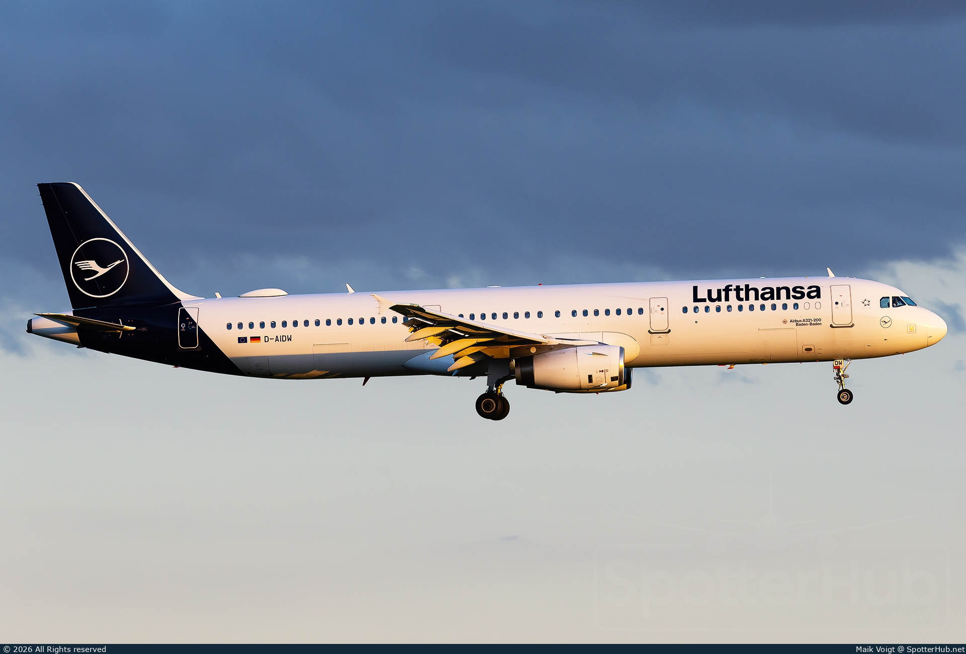 Photo of D-AIDW - Airbus A321-231 operated by Lufthansa