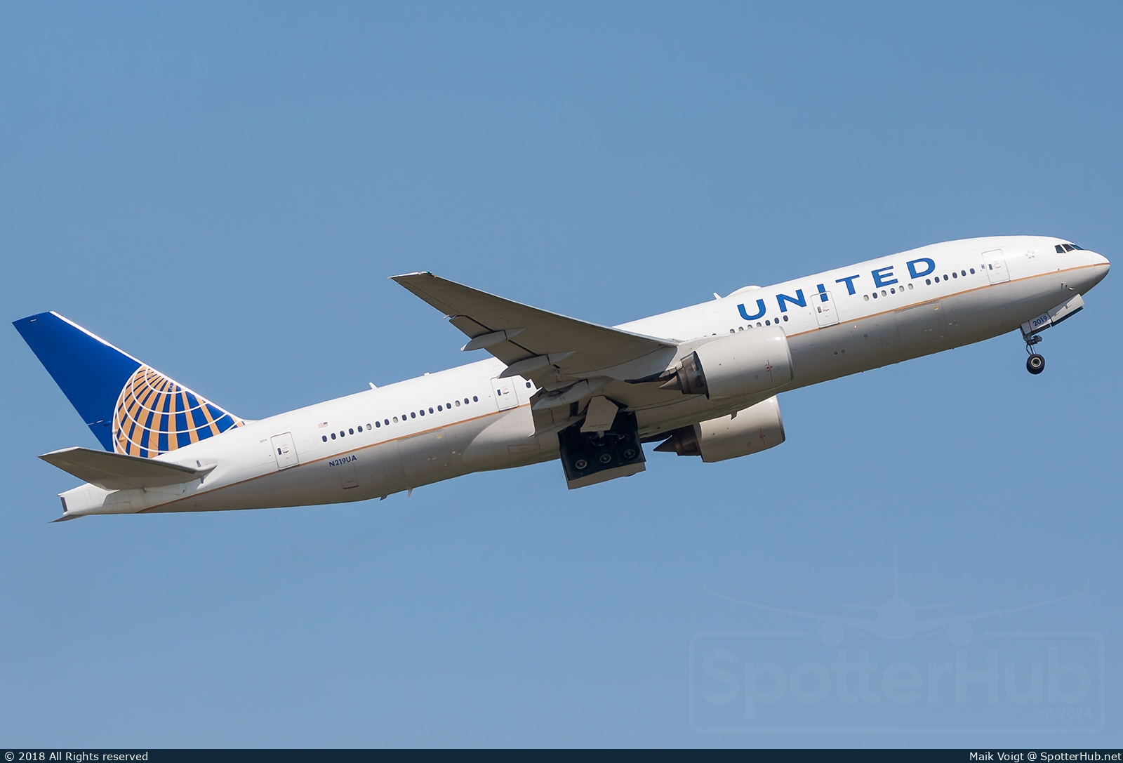 Photo of N219UA - Boeing 777-222(ER) operated by United Airlines