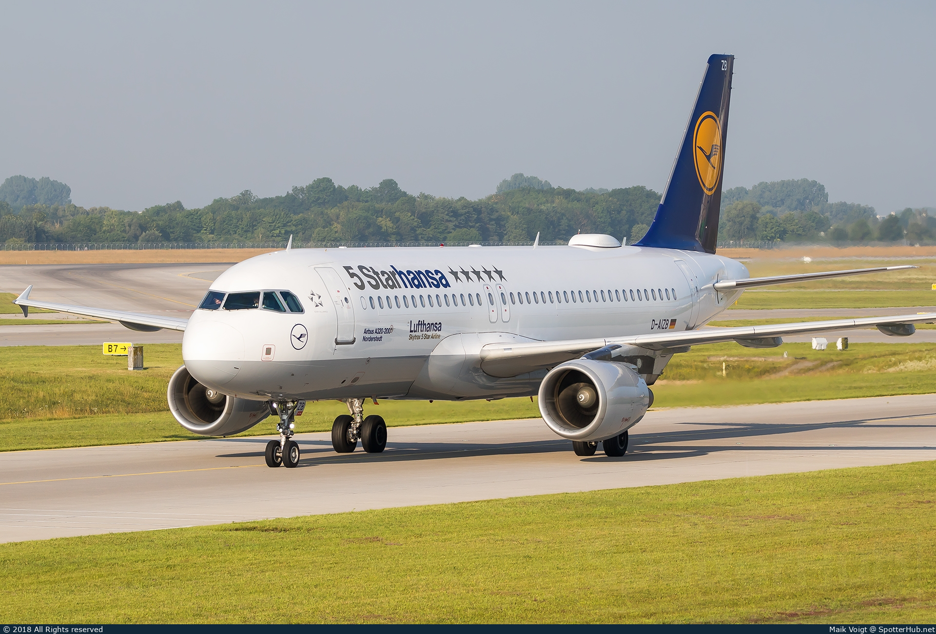 Photo of D-AIZB - Airbus A320-214 operated by Lufthansa