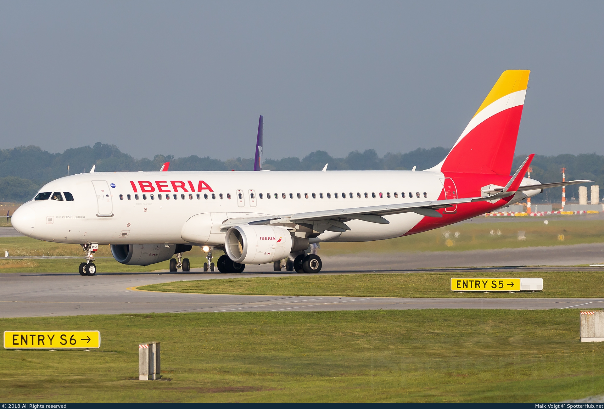 Photo of EC-MDK - Airbus A320-214 operated by Iberia