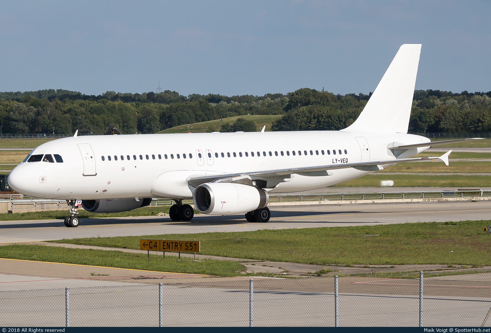 Photo of LY-VEQ - Airbus A320-232 operated by Avion Express