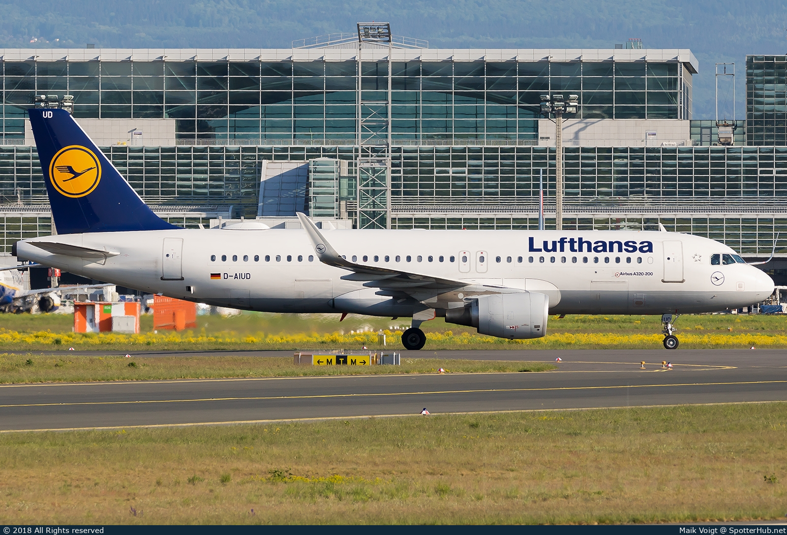 Photo of D-AIUD - Airbus A320-214 operated by Lufthansa