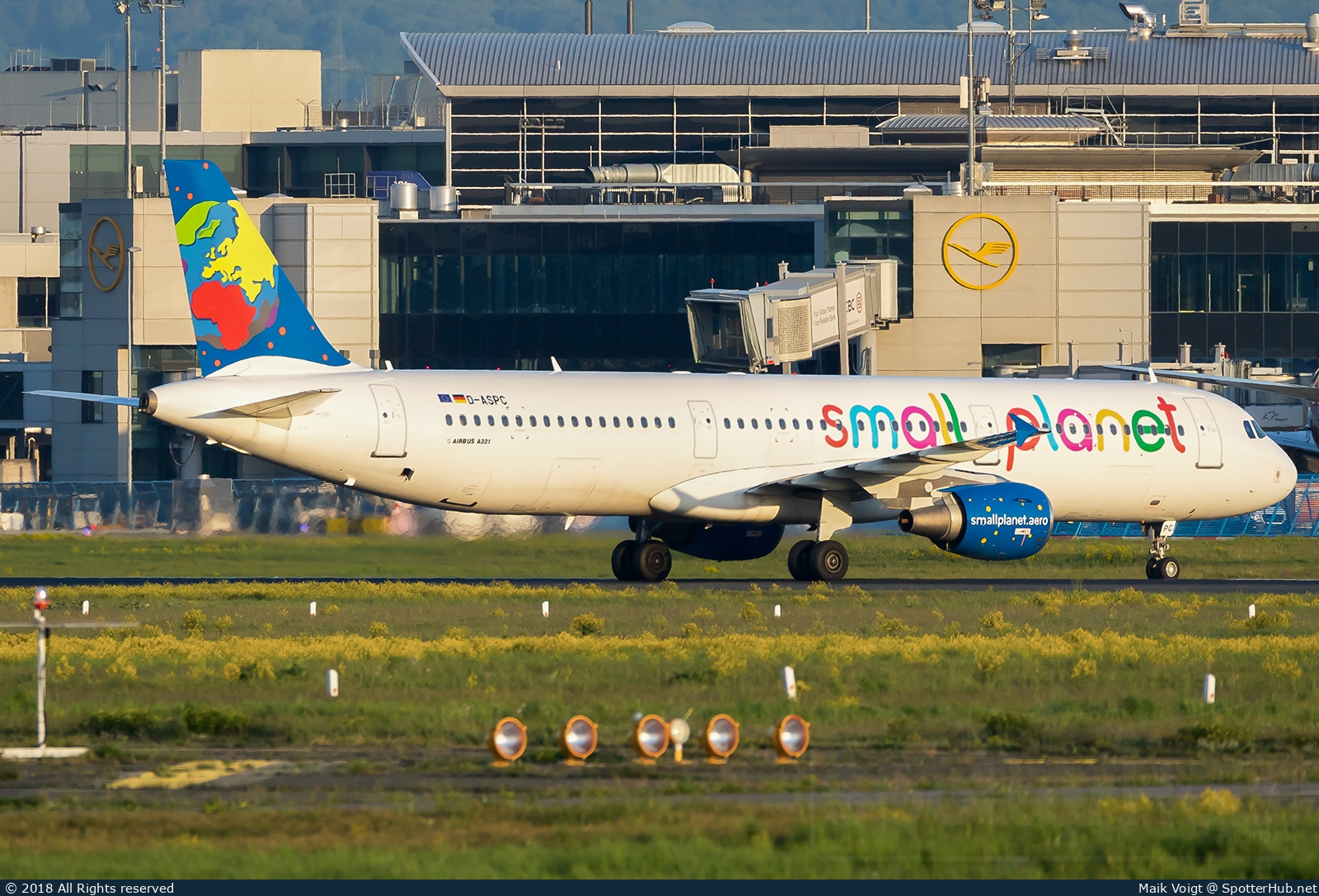 Photo of D-ASPC - Airbus A321-211 operated by Small Planet Airlines Germany