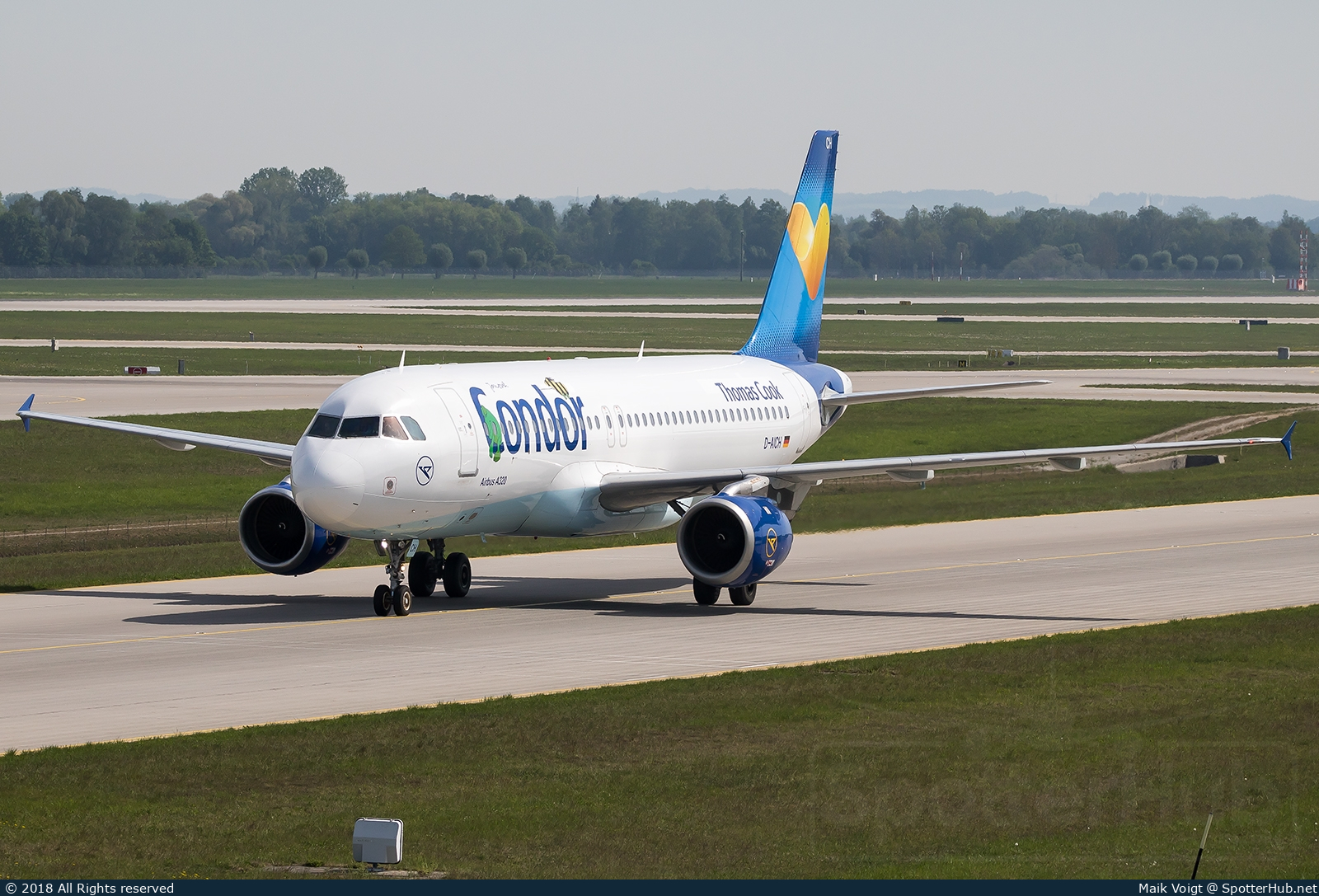 Photo of D-AICH - Airbus A320-212 operated by Condor
