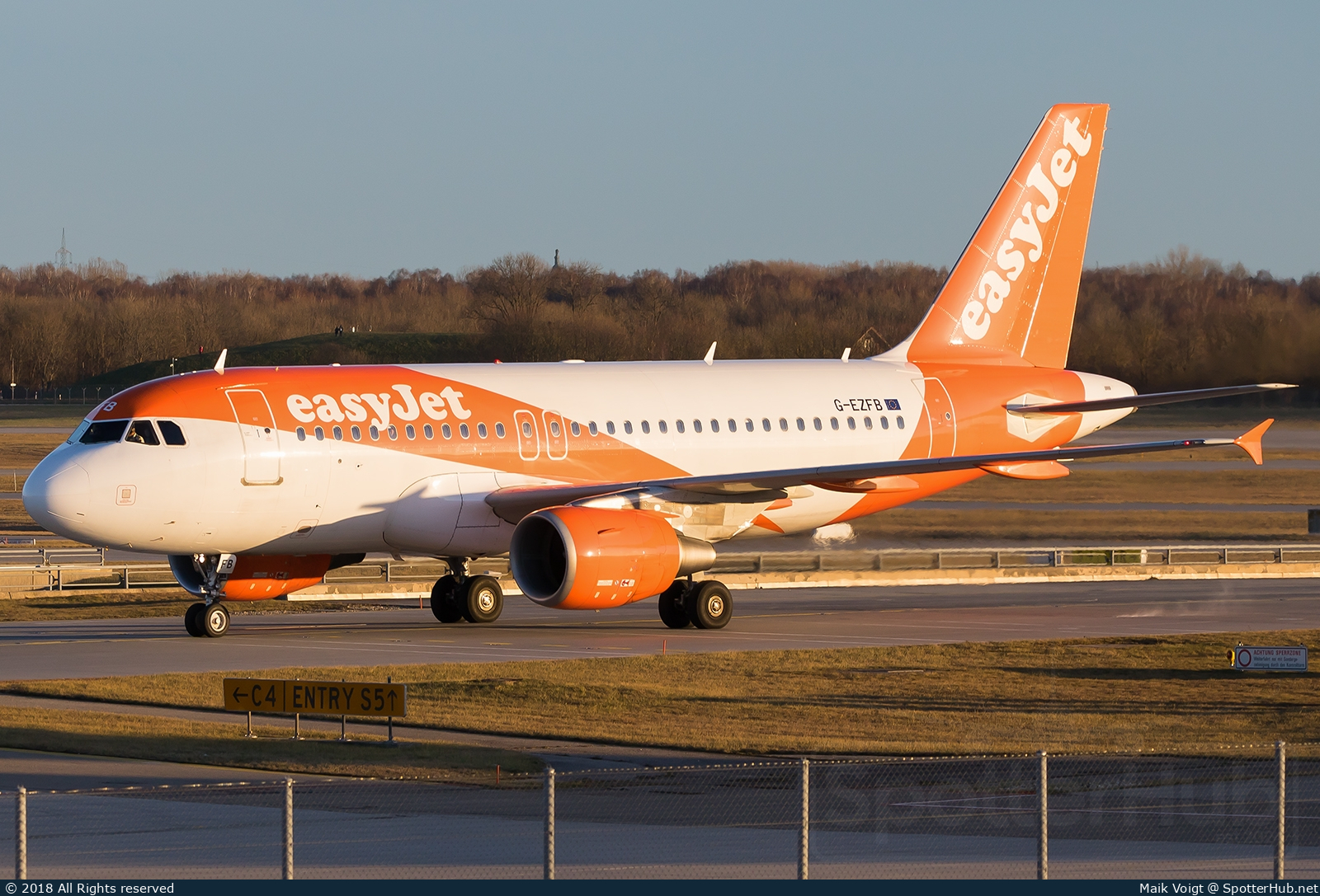 Photo of G-EZFB - Airbus A319-111 operated by easyJet