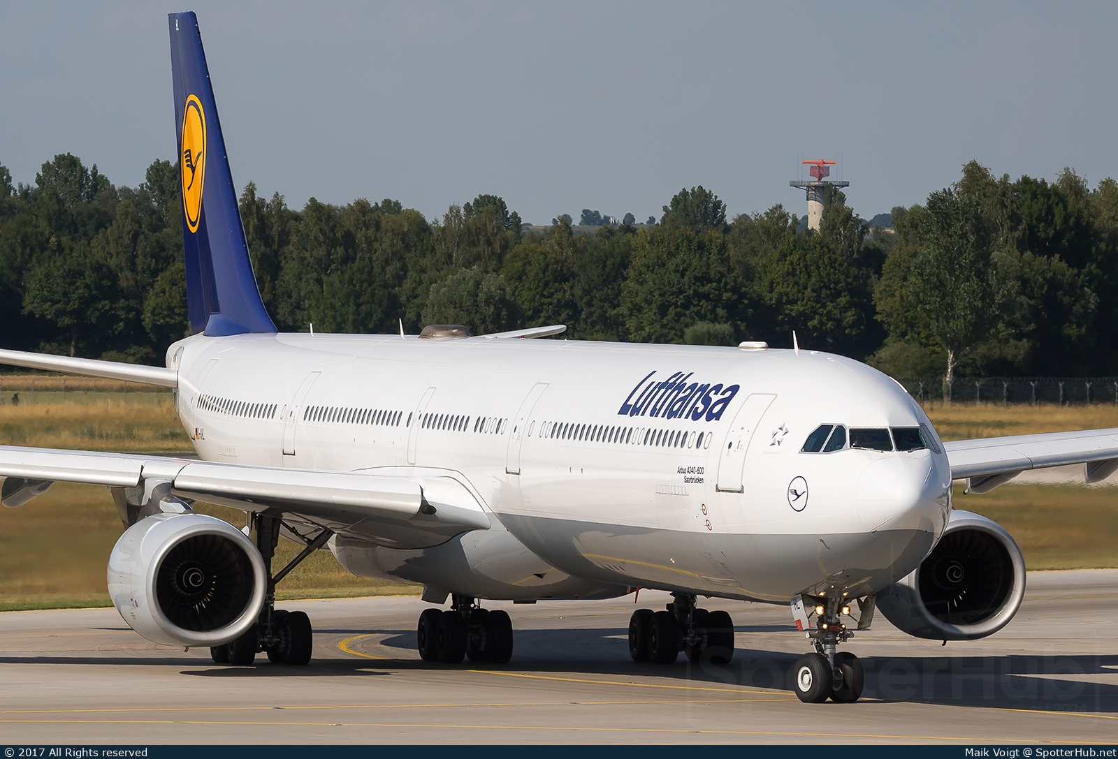 Photo of D-AIHL - Airbus A340-642 operated by Lufthansa