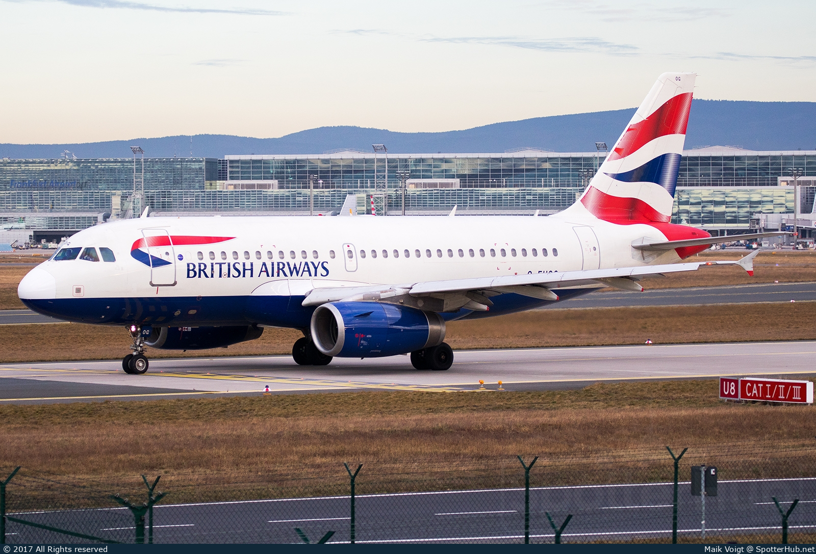 Photo of G-EUOG - Airbus A319-131 operated by British Airways