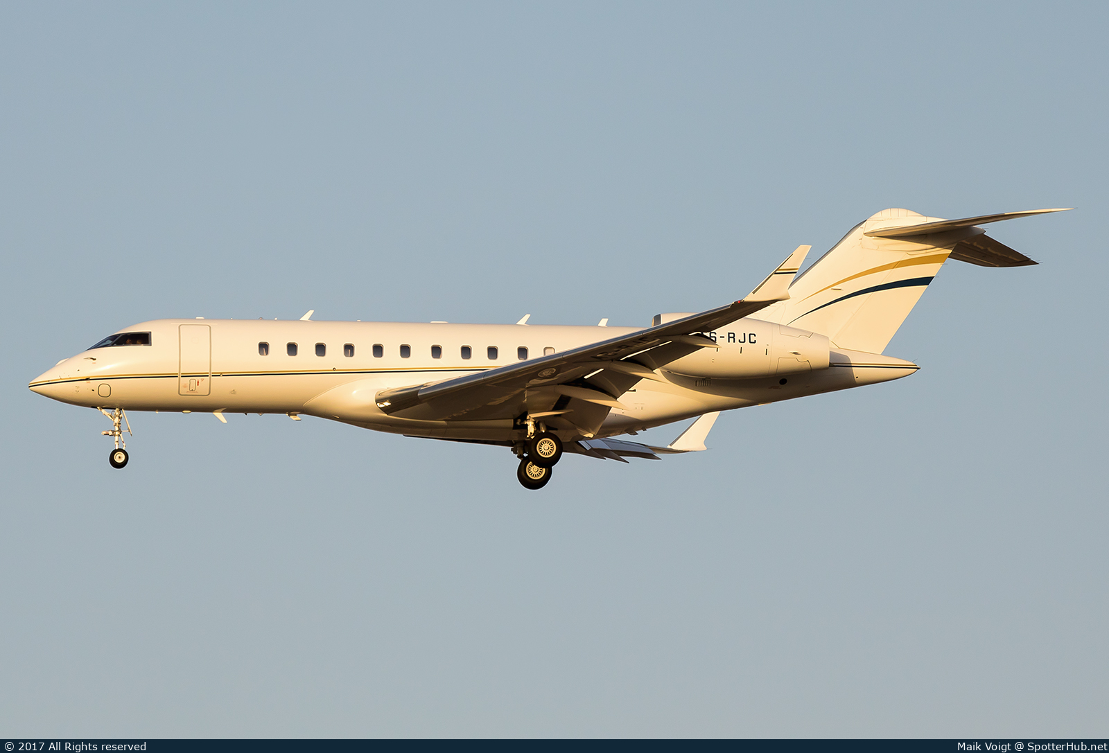 Photo of A6-RJC - Bombardier Global 5000 operated by Royal Jet