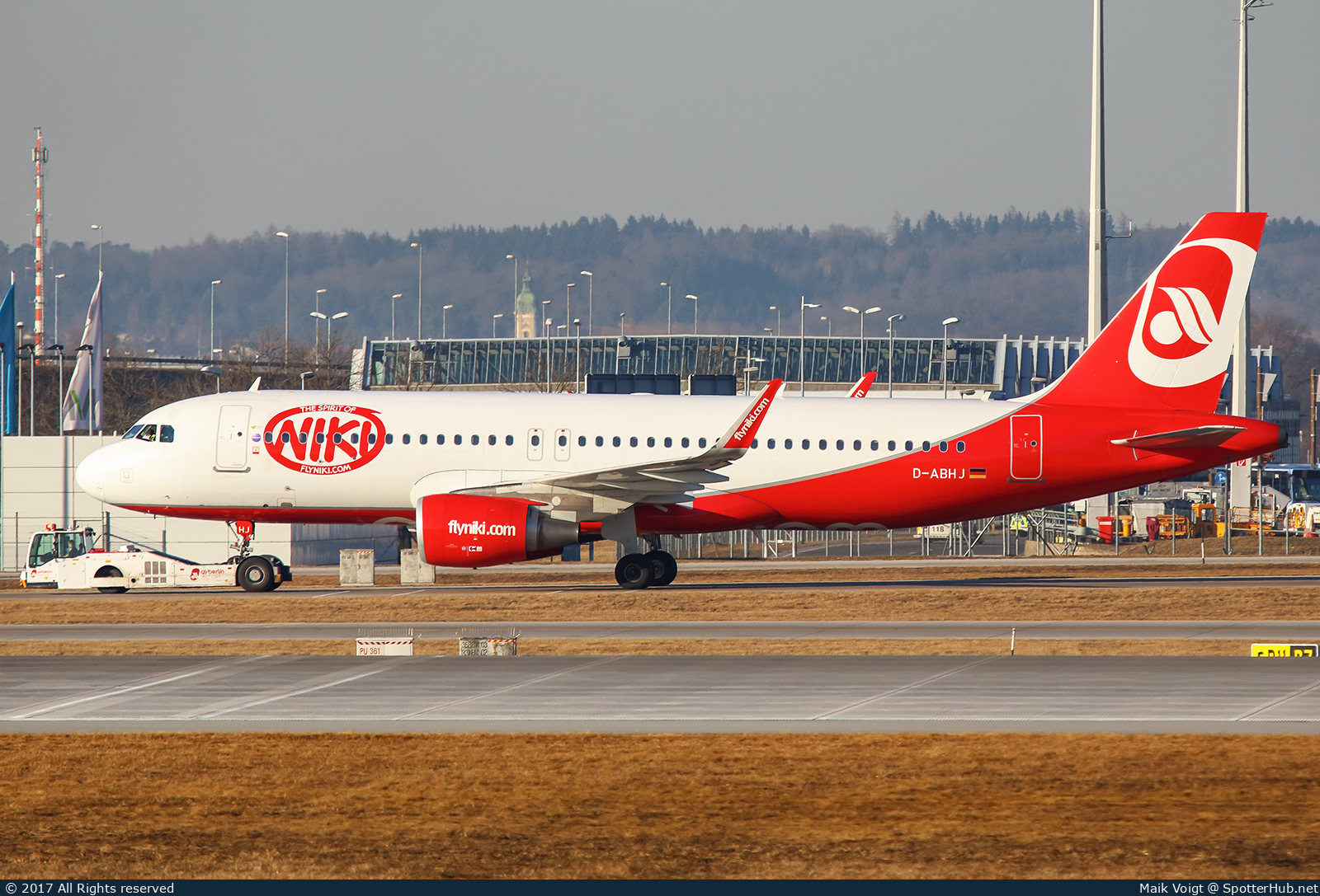 Photo of D-ABHJ - Airbus A320-214 operated by Niki