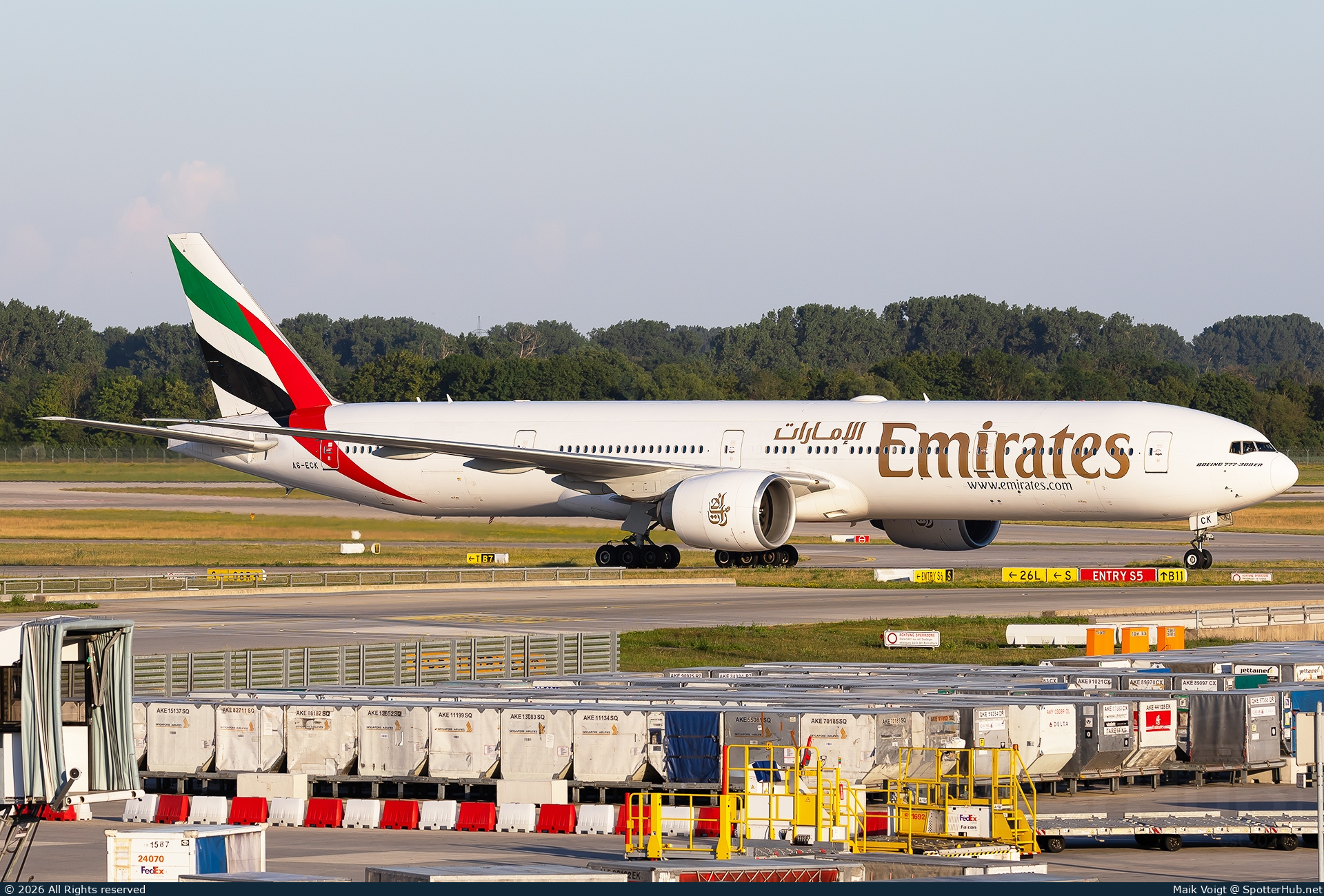 Photo of A6-ECK - Boeing 777-31H(ER) operated by Emirates