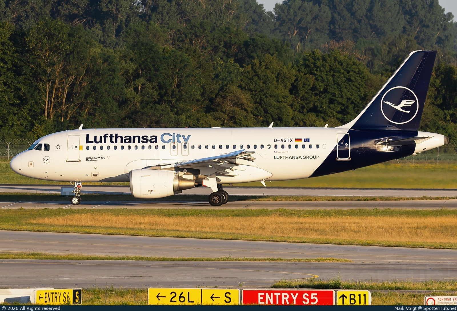 Photo of D-ASTX - Airbus A319-112 operated by Lufthansa City Airlines