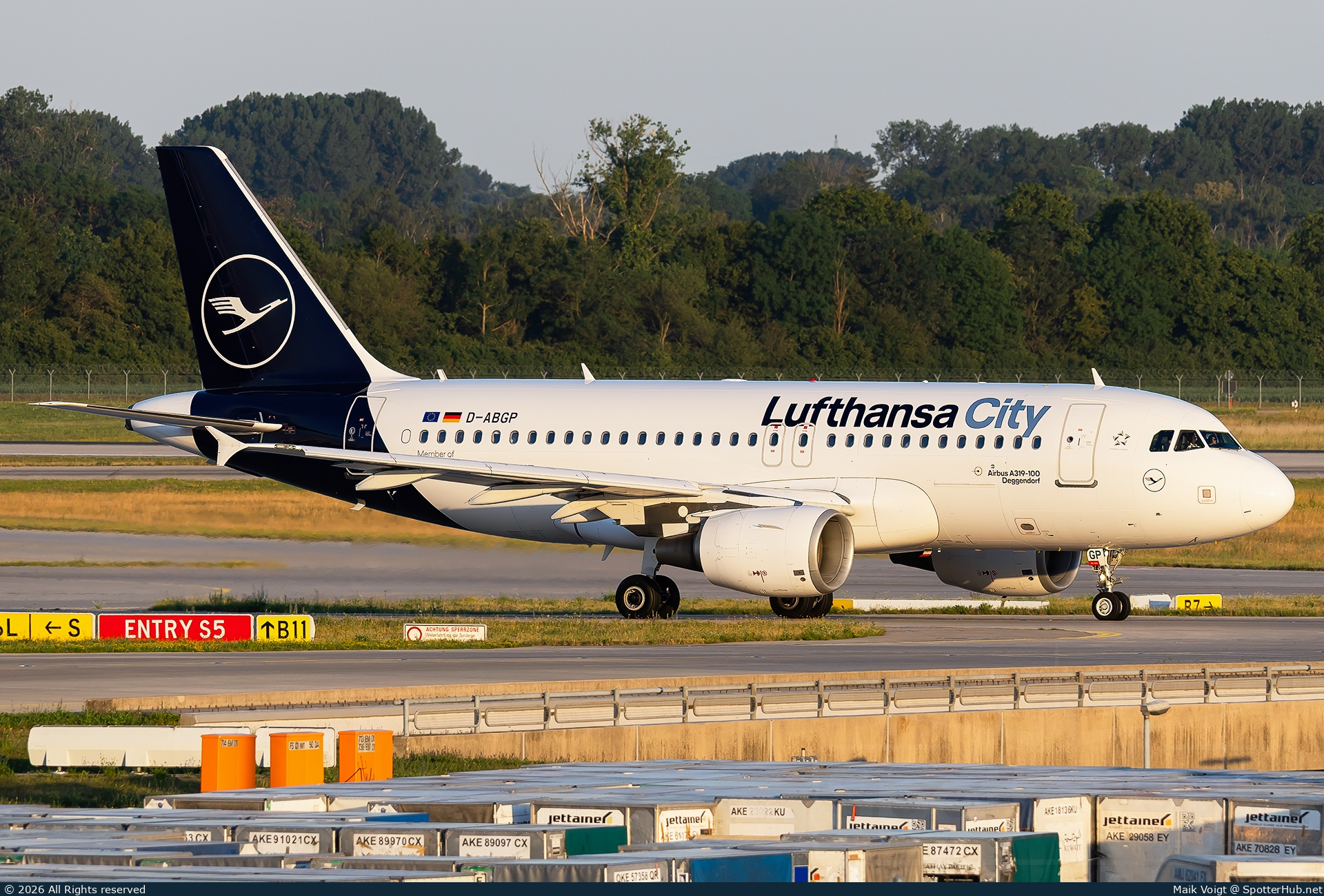 Photo of D-ABGP - Airbus A319-112 operated by Lufthansa City Airlines