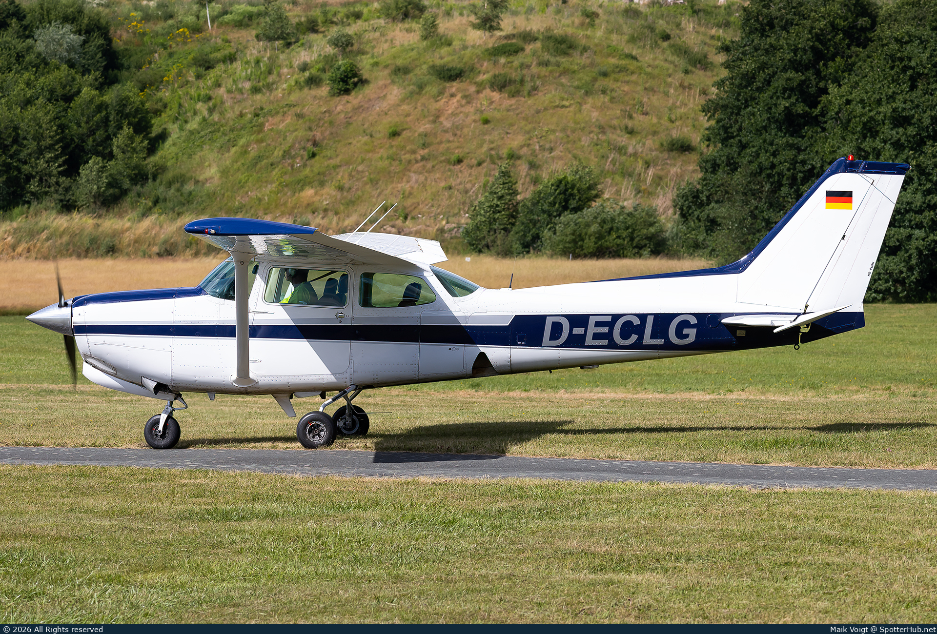 Photo of D-ECLG - Cessna 172RG Cutlass RG operated by Luftsportvereinigung Stadtsteinach