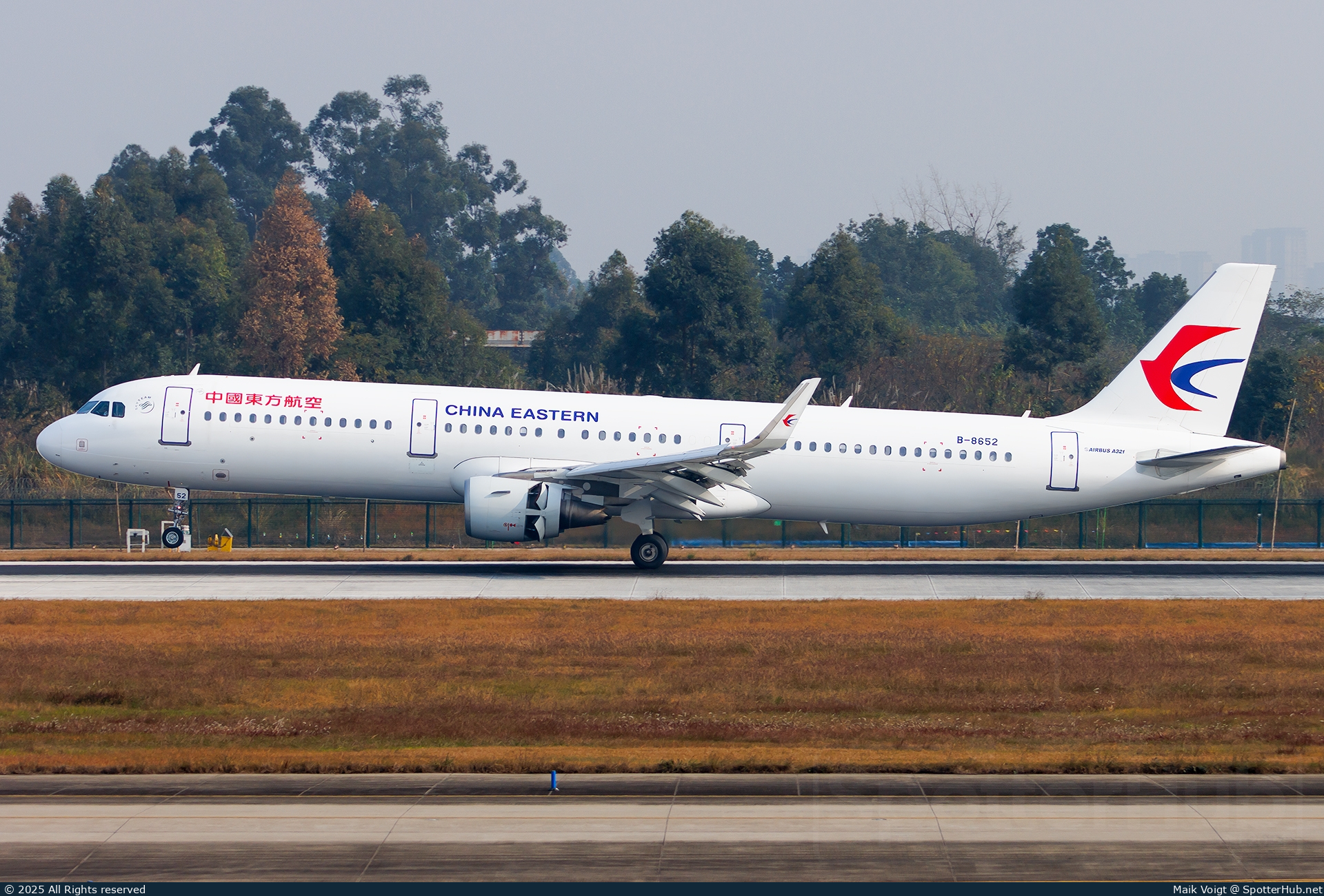 Photo of B-8652 - Airbus A321-211 operated by China Eastern Airlines