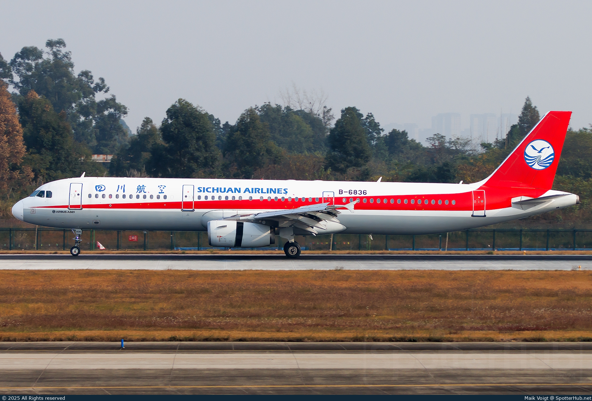 Photo of B-6836 - Airbus A321-231 operated by Sichuan Airlines