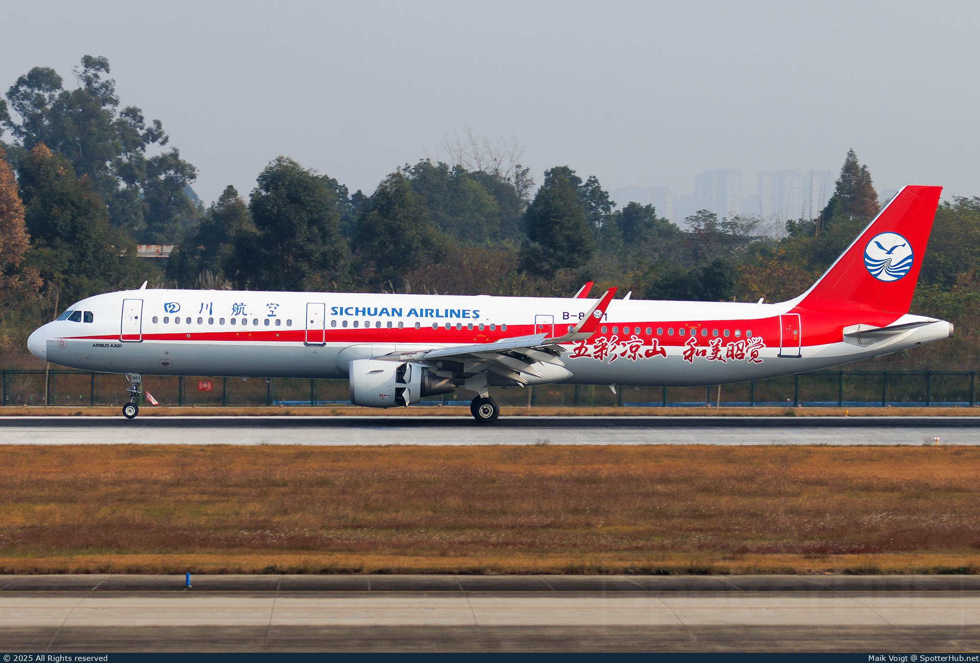 Photo of B-8601 - Airbus A321-211 operated by Sichuan Airlines