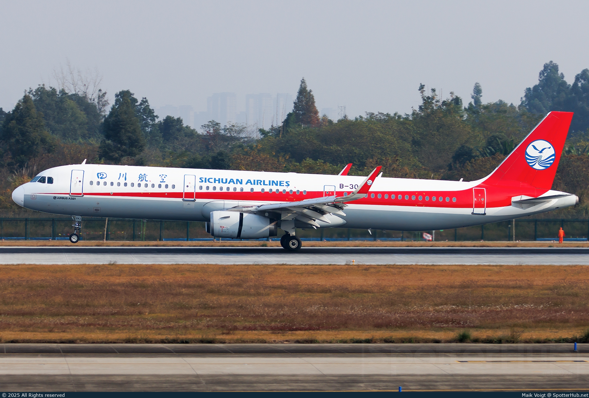 Photo of B-304J - Airbus A321-231 operated by Sichuan Airlines