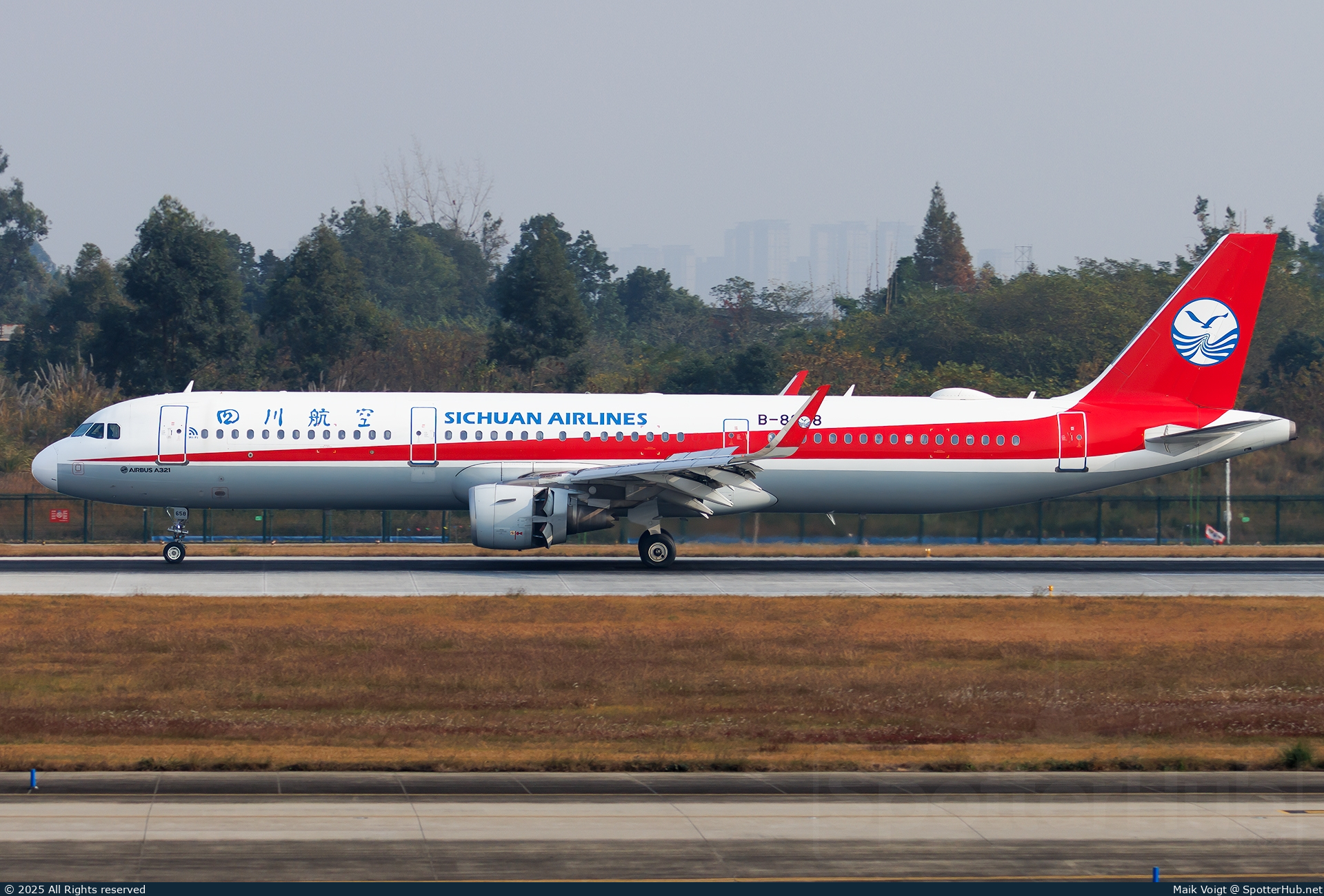 Photo of B-8658 - Airbus A321-211 operated by Sichuan Airlines