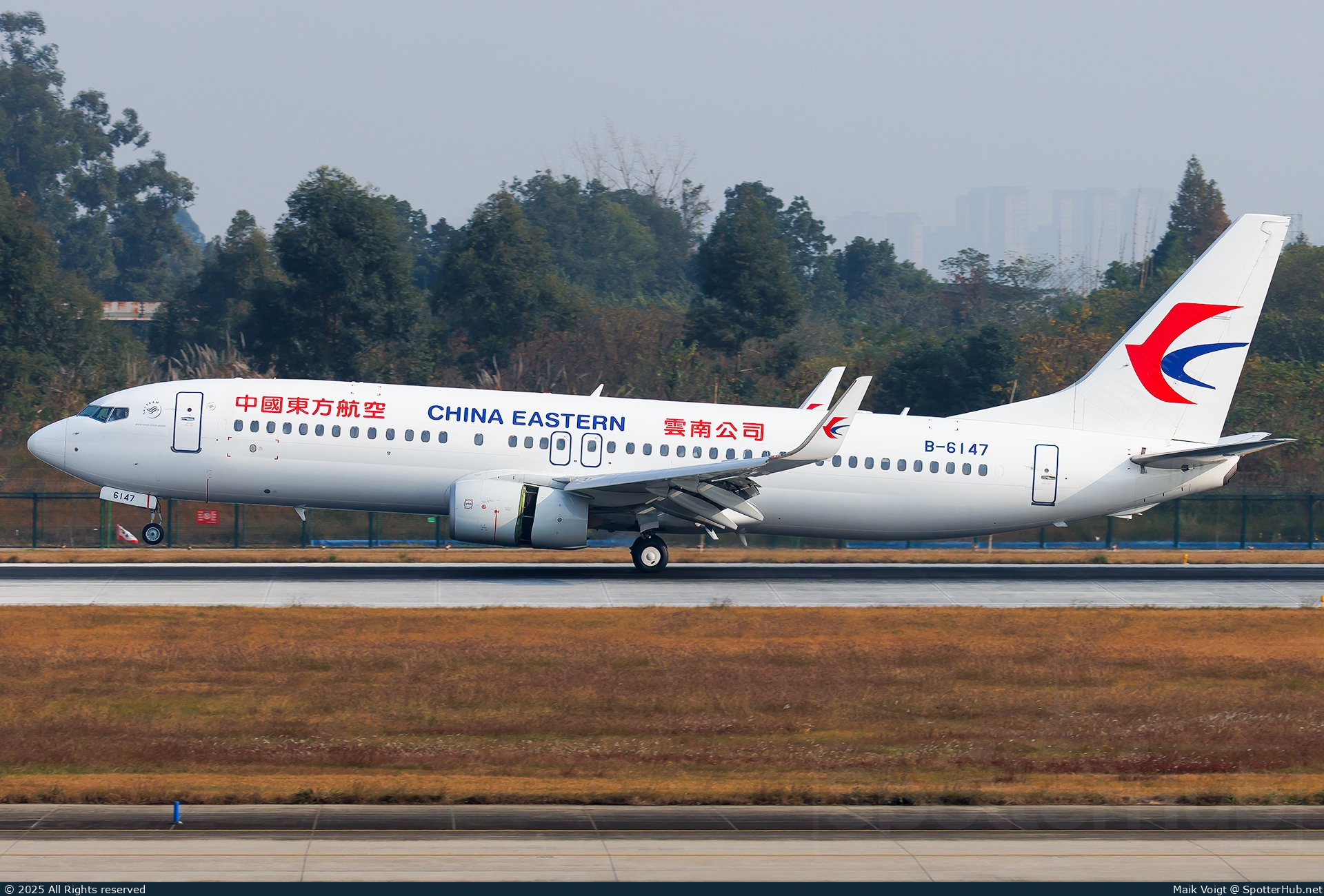 Photo of B-6147 - Boeing 737-89P operated by China Eastern Airlines