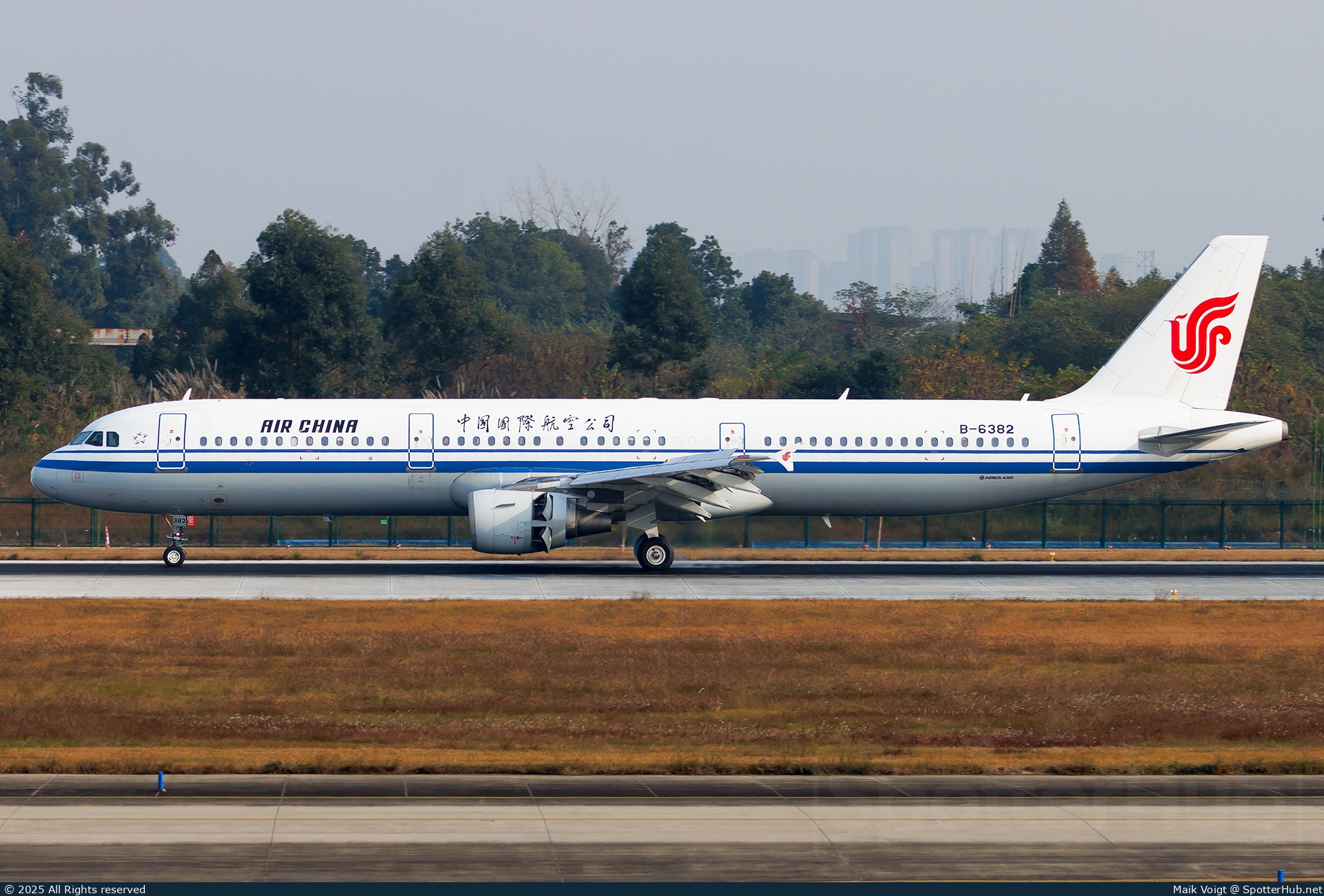 Photo of B-6382 - Airbus A321-213 operated by Air China