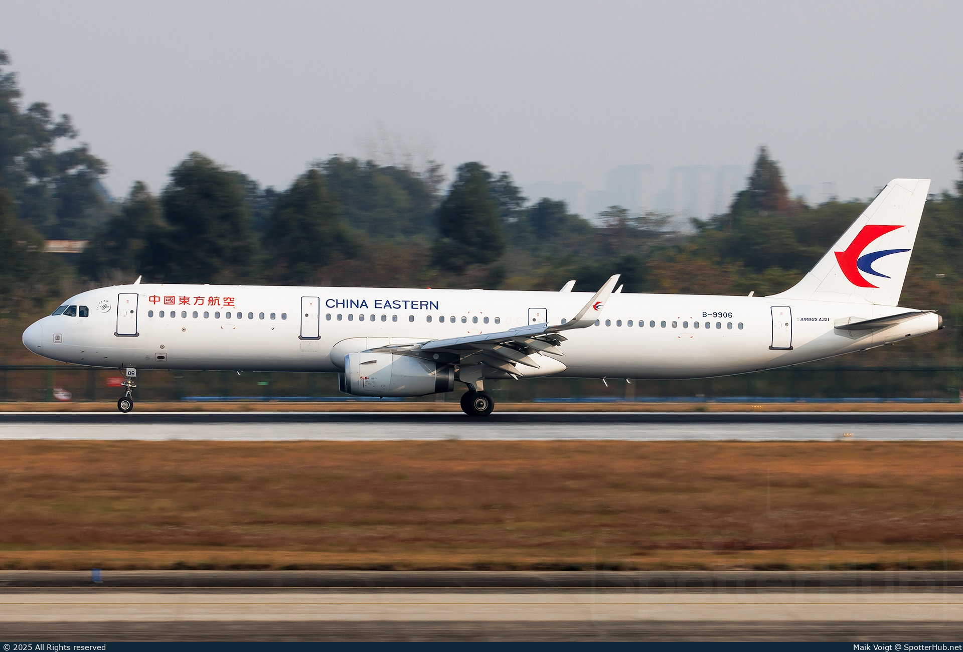 Photo of B-9906 - Airbus A321-231 operated by China Eastern Airlines