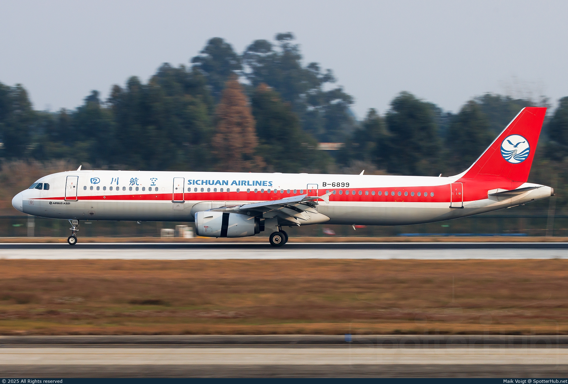 Photo of B-6899 - Airbus A321-231 operated by Sichuan Airlines