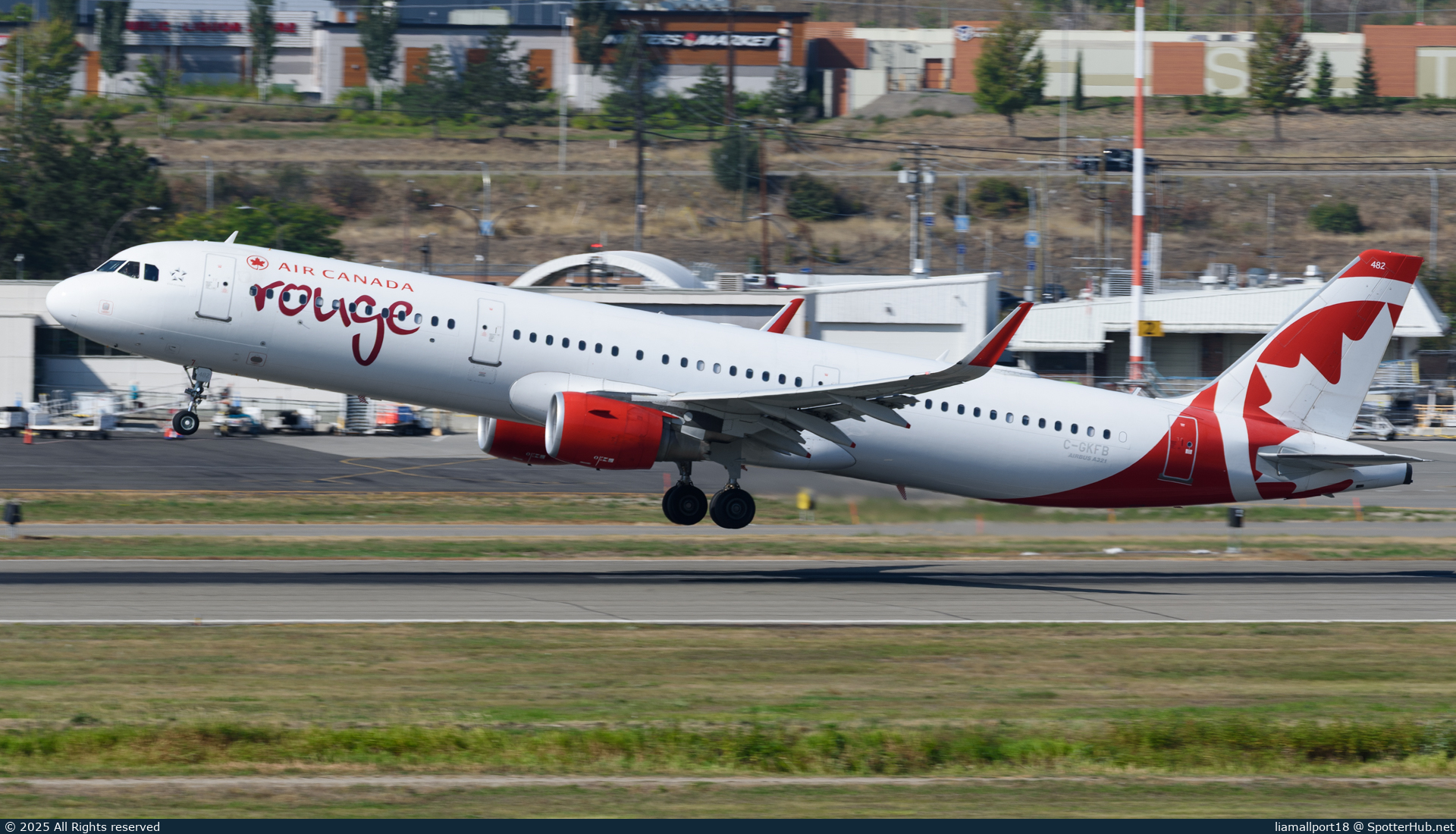 Photo of C-GKFB - Airbus A321-211 operated by Air Canada Rouge