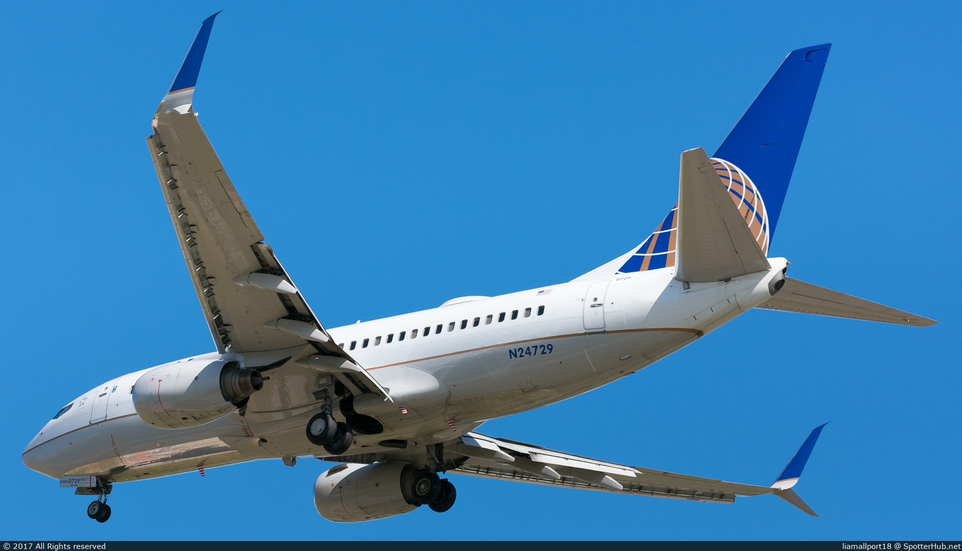 Photo of N24729 - Boeing 737-724 operated by United Airlines