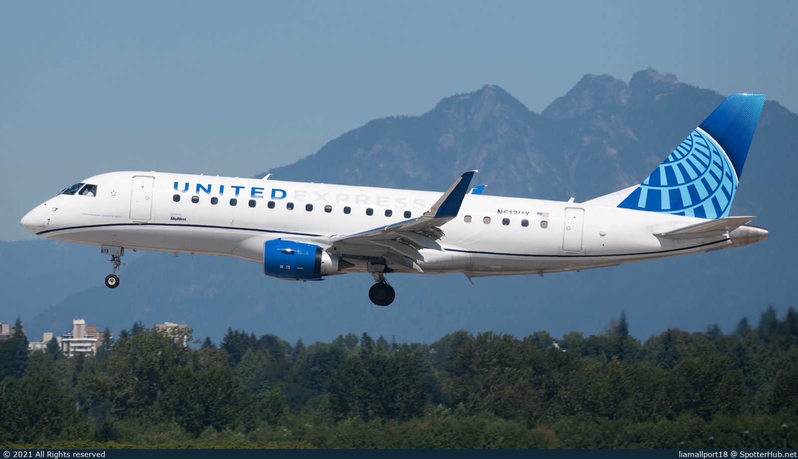Photo of N613UX - Embraer ERJ-175LL operated by United Express (opb SkyWest Airlines)