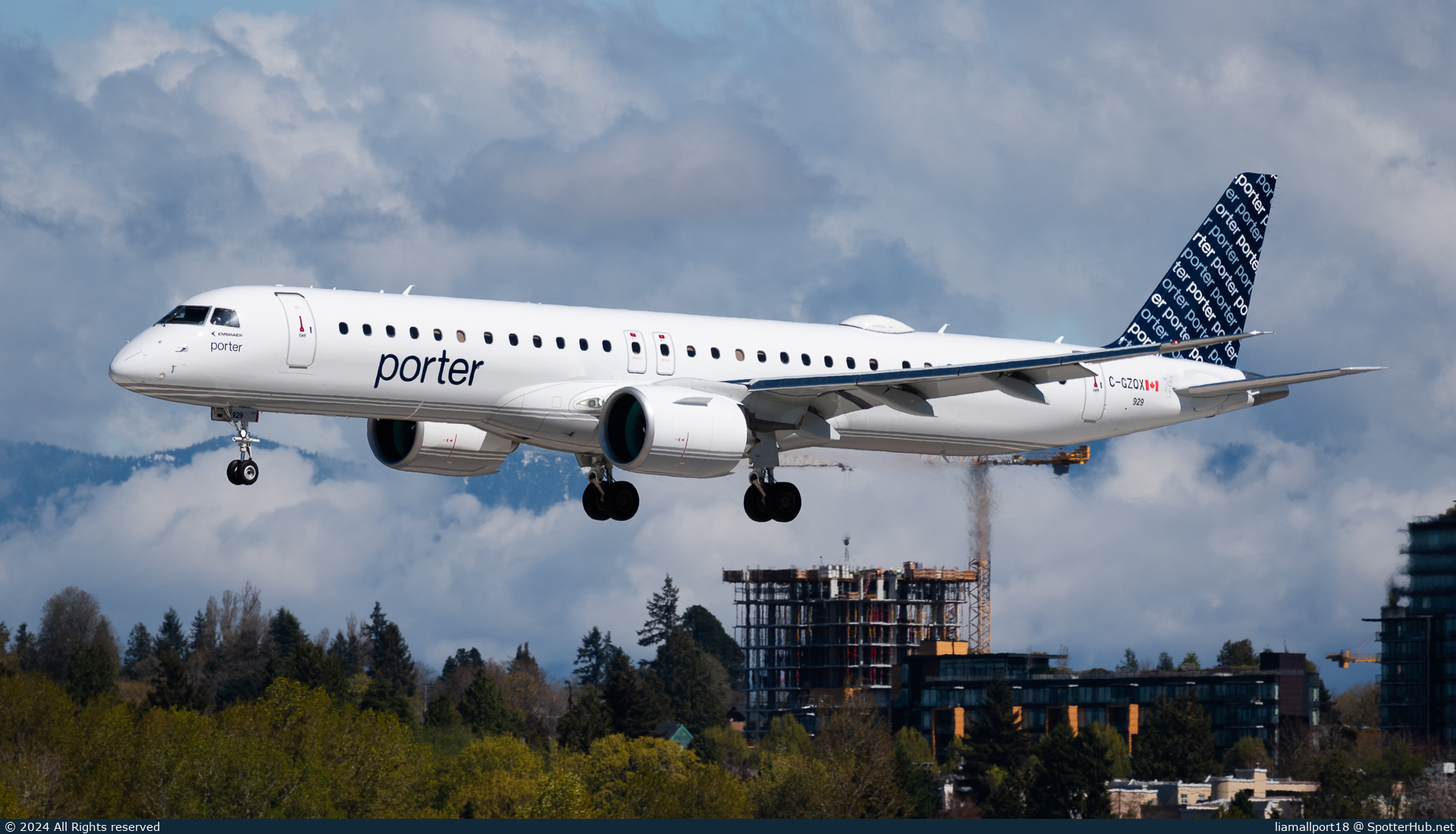 Photo of C-GZQX - Embraer ERJ-195-E2 operated by Porter Airlines