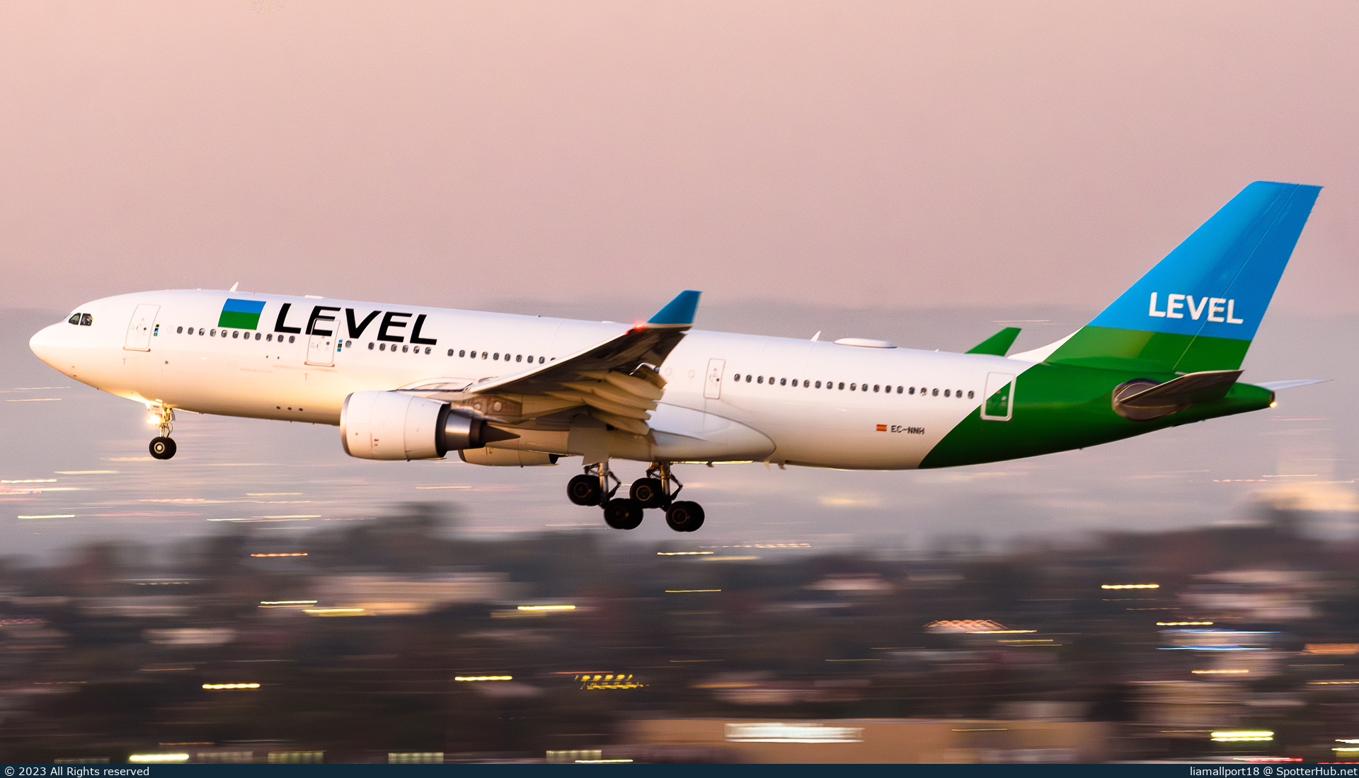 Photo of EC-NNH - Airbus A330-202 operated by LEVEL
