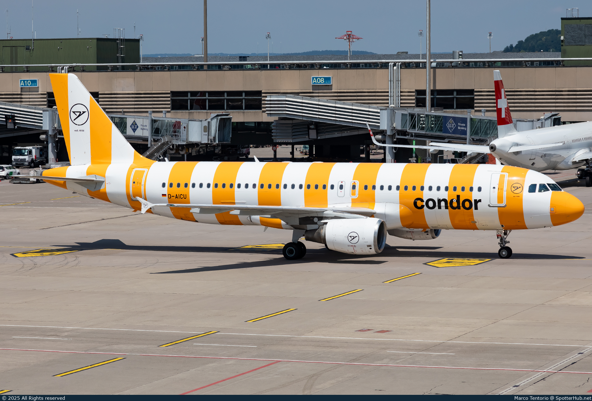 Photo of D-AICU - Airbus A320-214 operated by Condor