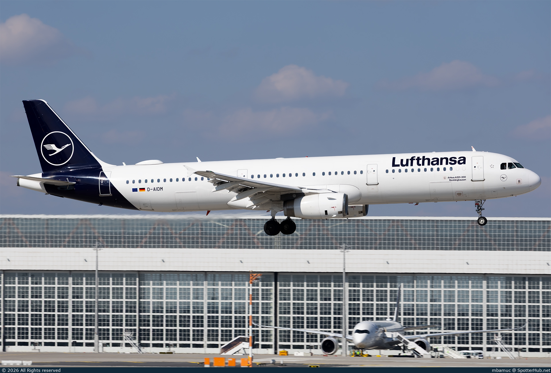 Photo of D-AIDM - Airbus A321-231 operated by Lufthansa