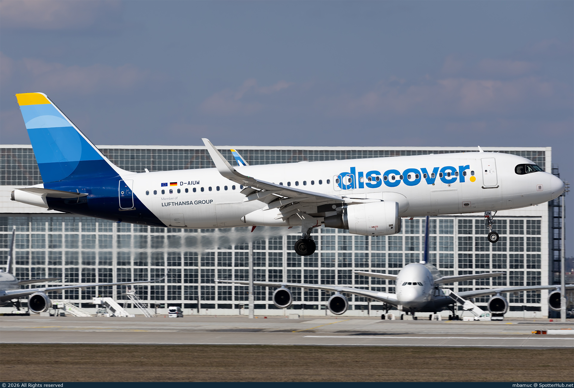 Photo of D-AIUW - Airbus A320-214 operated by Discover Airlines