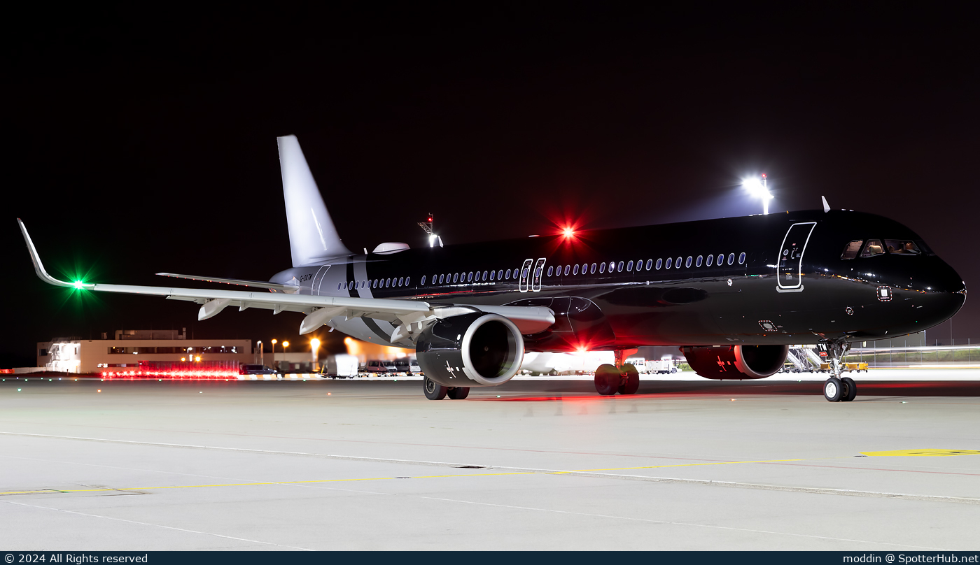Photo of G-OATW - Airbus A321-253NX operated by Titan Airways