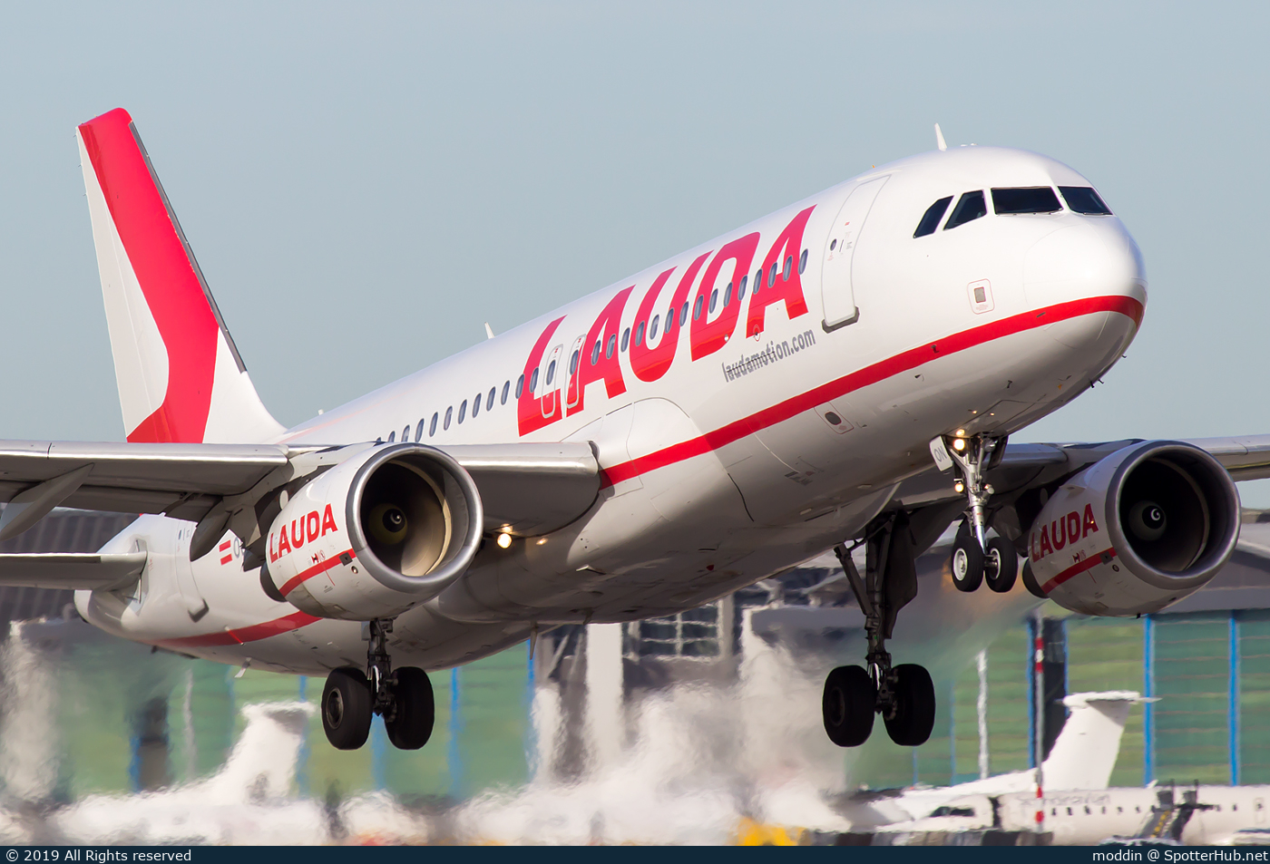 Photo of OE-LON - Airbus A320-214 operated by Laudamotion