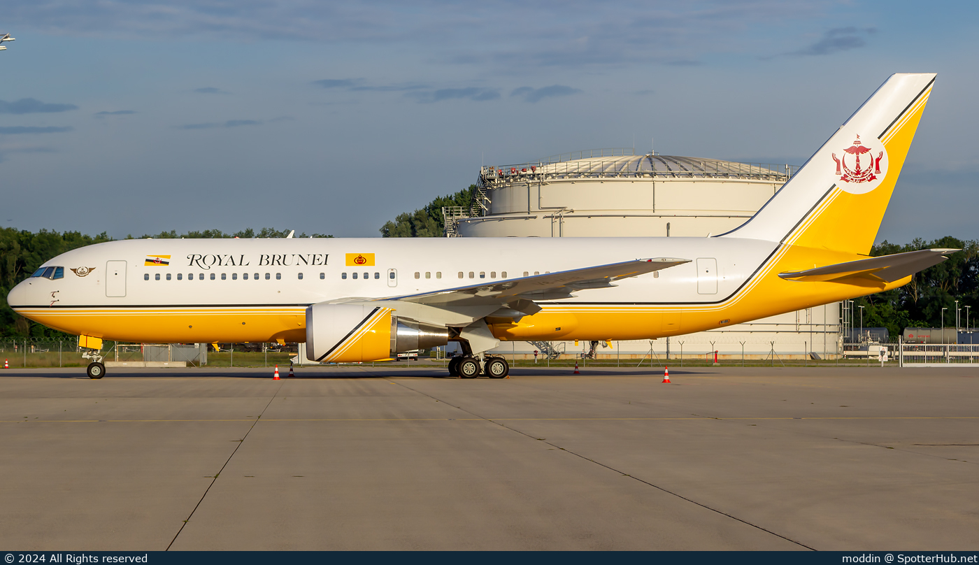 Photo of V8-MHB - Boeing 767-27G(ER) operated by Brunei Royal Flight