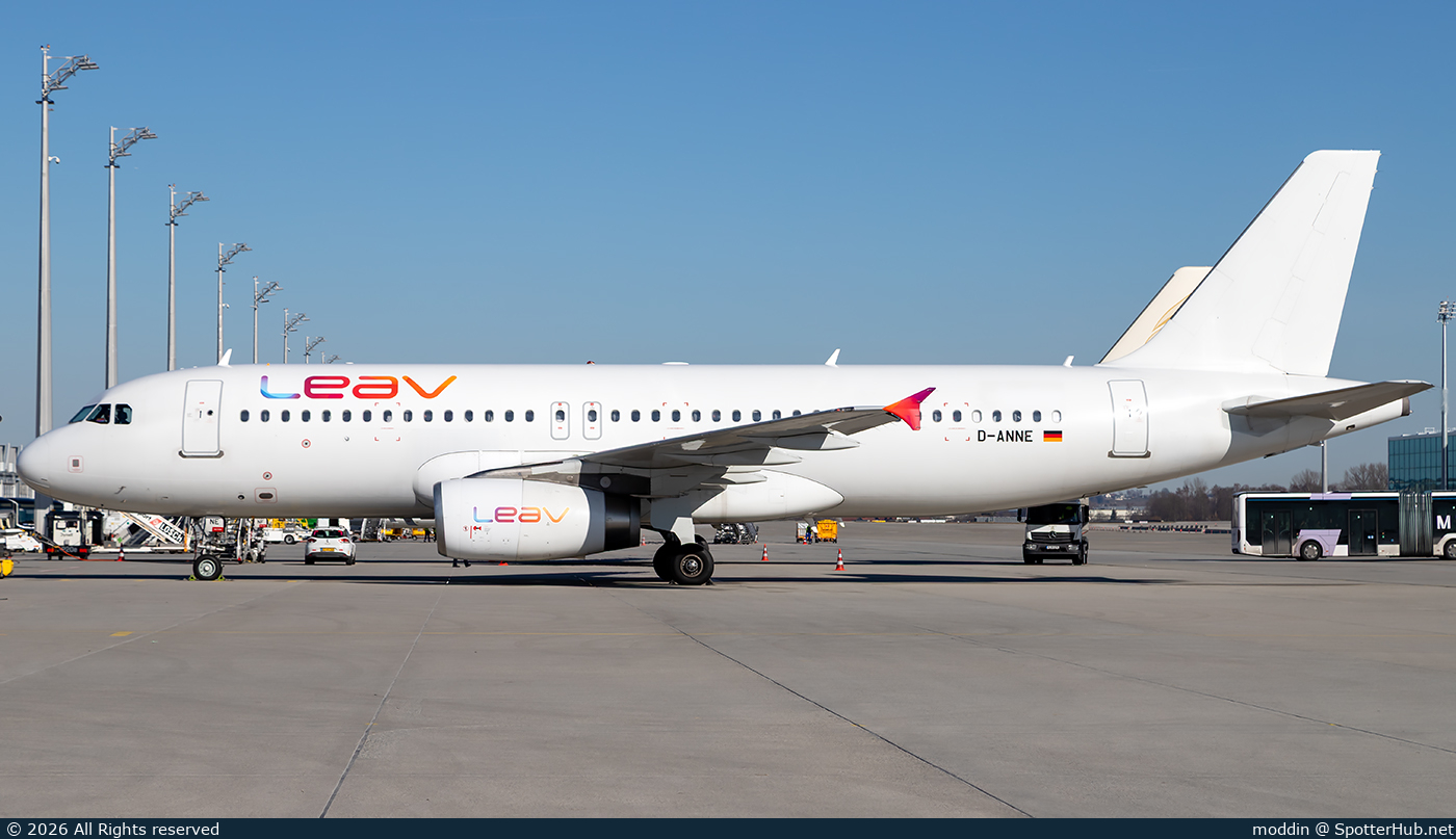 Photo of D-ANNE - Airbus A320-232 operated by LEAV Aviation