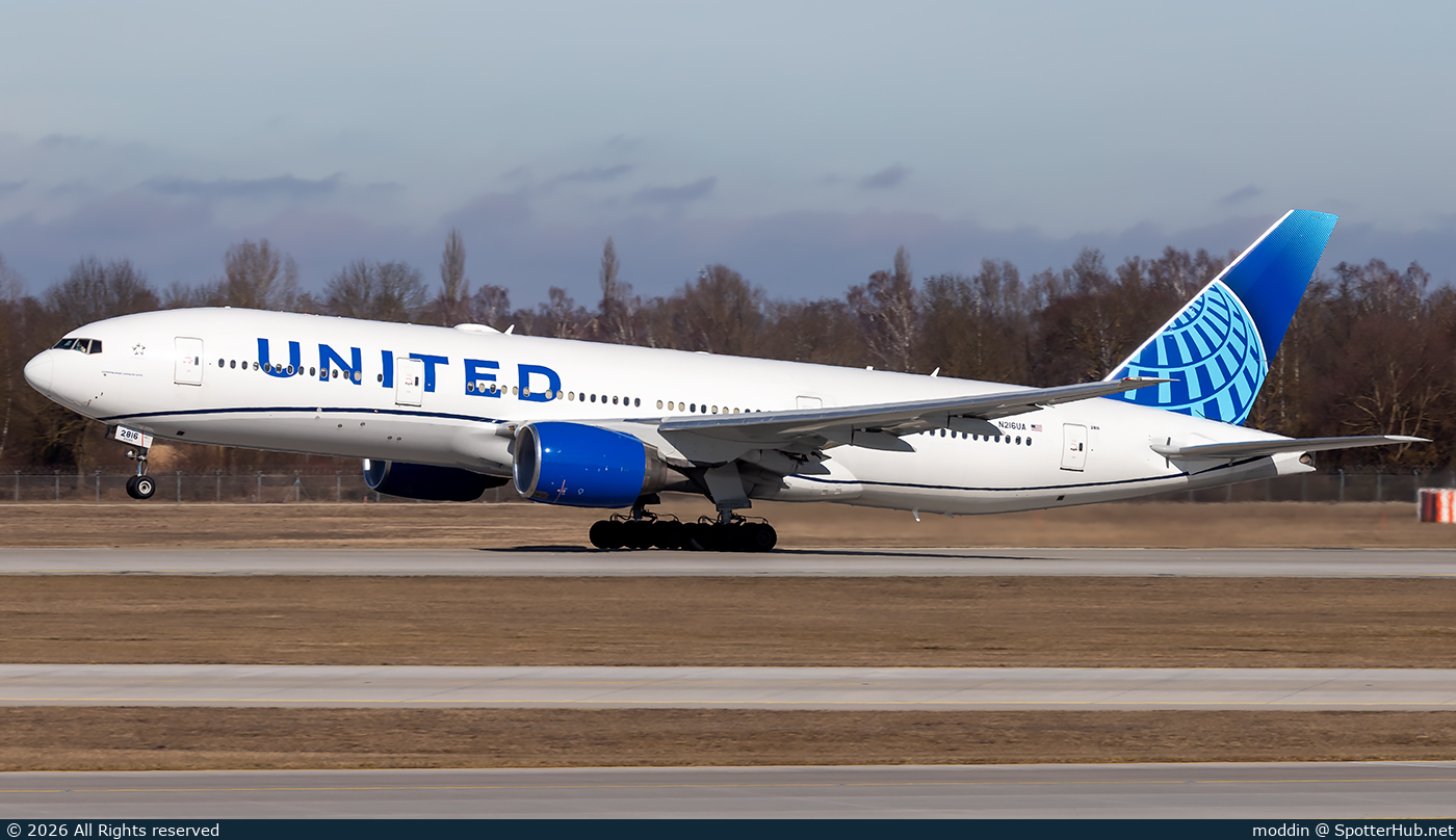 Photo of N216UA - Boeing 777-222(ER) operated by United Airlines