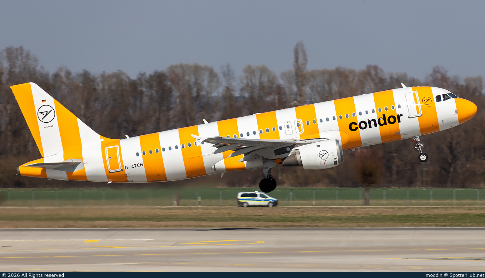 Photo of D-ATCH - Airbus A320-212 operated by Condor