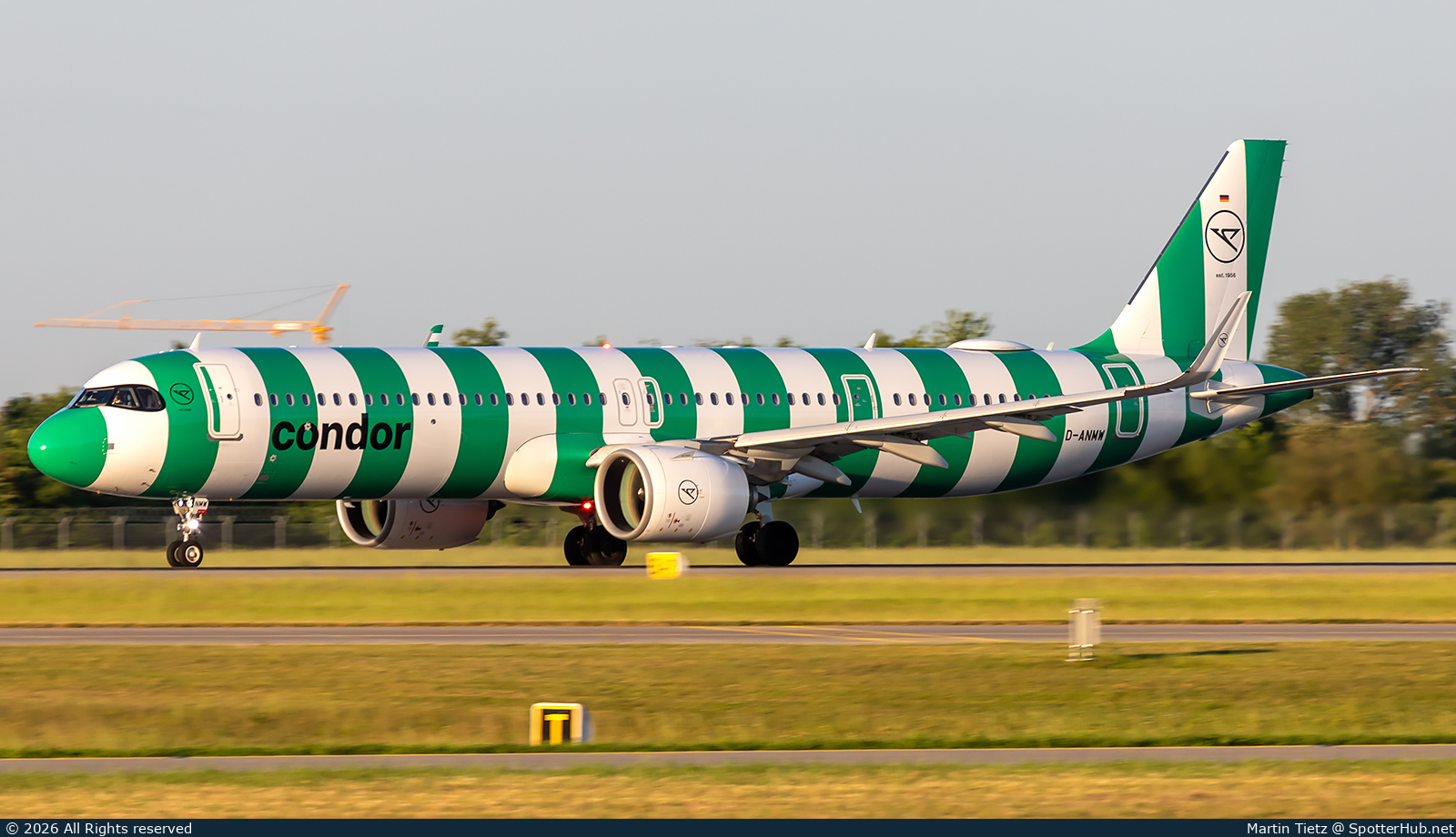 Photo of D-ANMW - Airbus A321-271NX operated by Condor