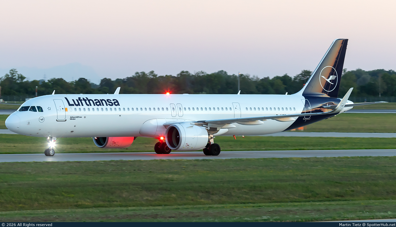 Photo of D-AIEE - Airbus A321-271NX operated by Lufthansa