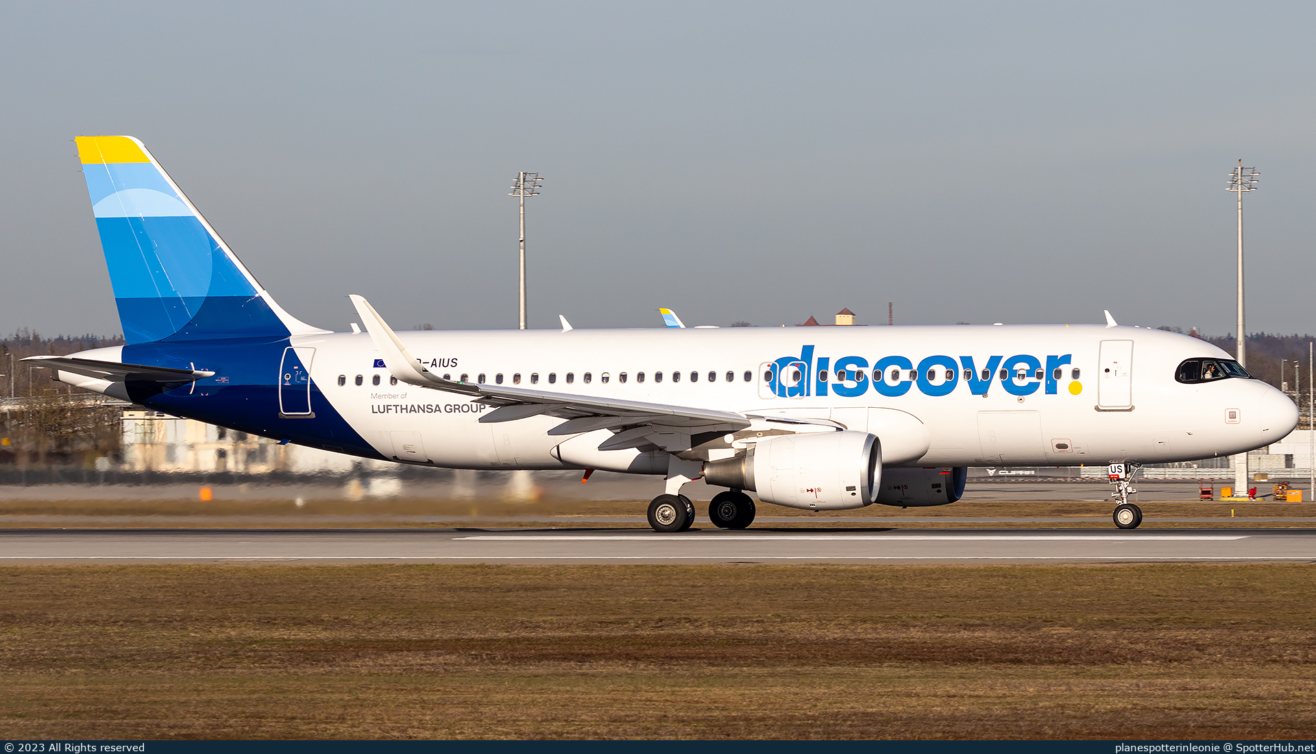 Photo of D-AIUS - Airbus A320-214 operated by Discover Airlines