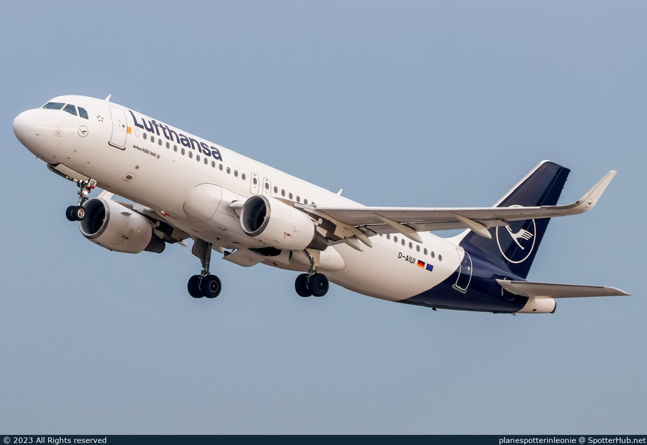 Photo of D-AIUI - Airbus A320-214 operated by Lufthansa
