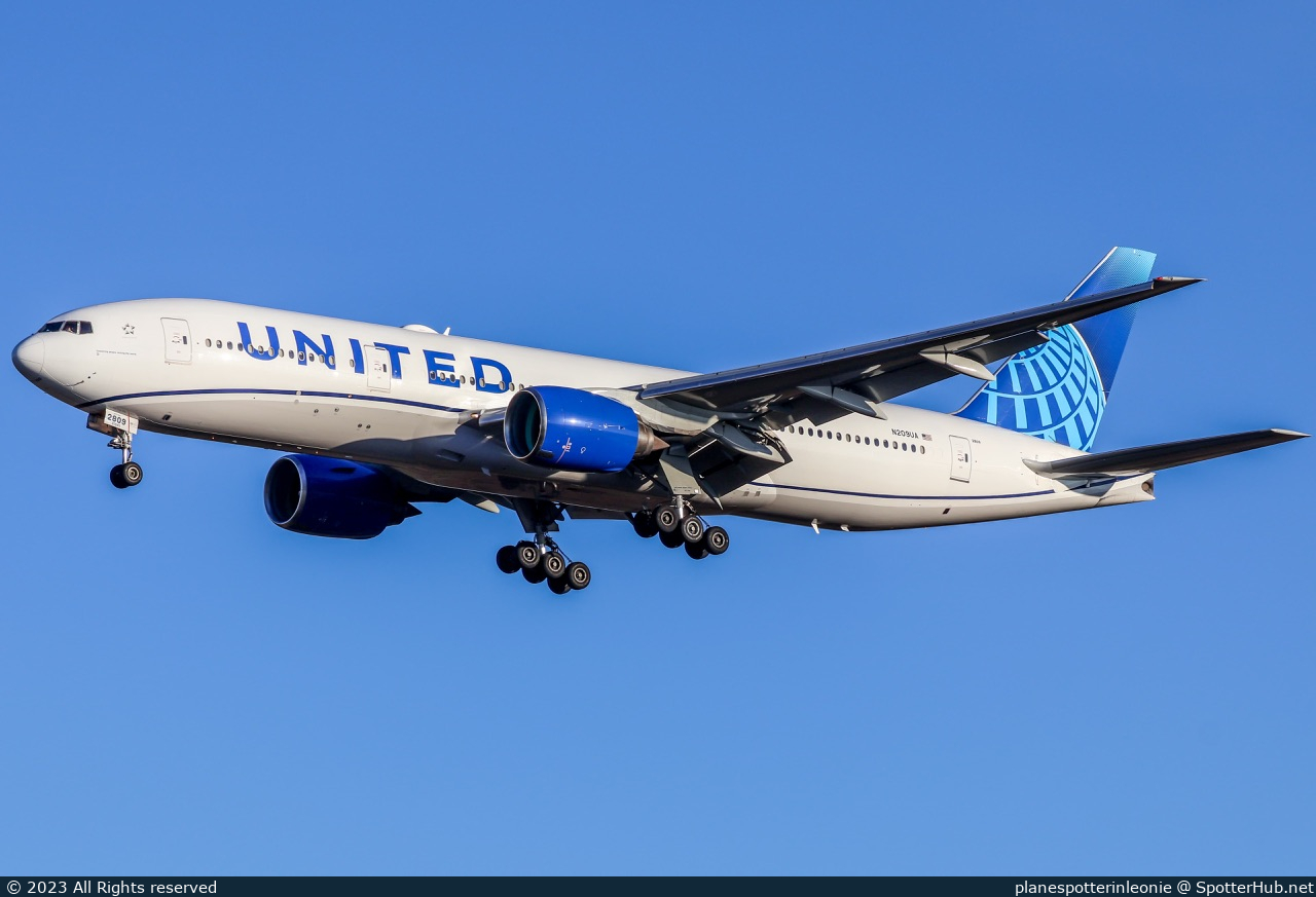 Photo of N209UA - Boeing 777-222(ER) operated by United Airlines