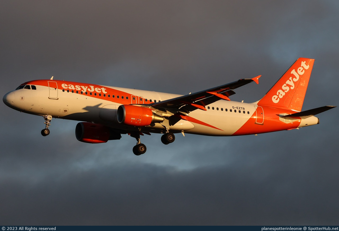 Photo of G-EZTR - Airbus A320-214 operated by easyJet